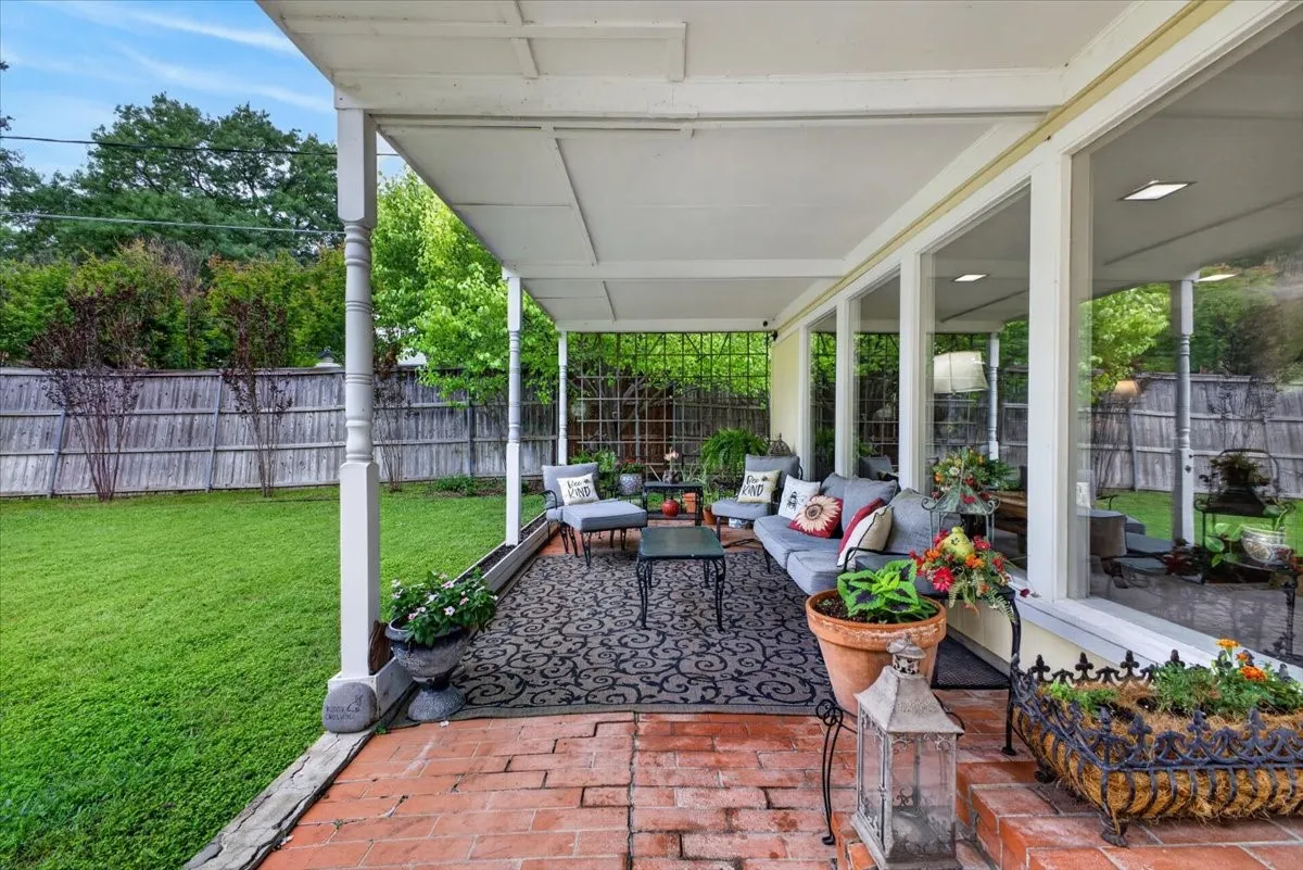 Single Family Residence For Sale in Tarrant County , 3505 White Settlement Road, Fort Worth, Texas 76107, 3 Bedroom, 3 Bathroom, 2 Garage spaces, 2,358 Sqft, built in 1942, Preowned, Price $699,500, mls#21240358, Real Estate Agent in Fort Worth, Homes For Sale in Tarrant county, Homes For Sale in Fort Worth, Realtor in Fort Worth Texas, Real Estate Brokerage Independent Realty Texas, Luminita Cordes Realtor