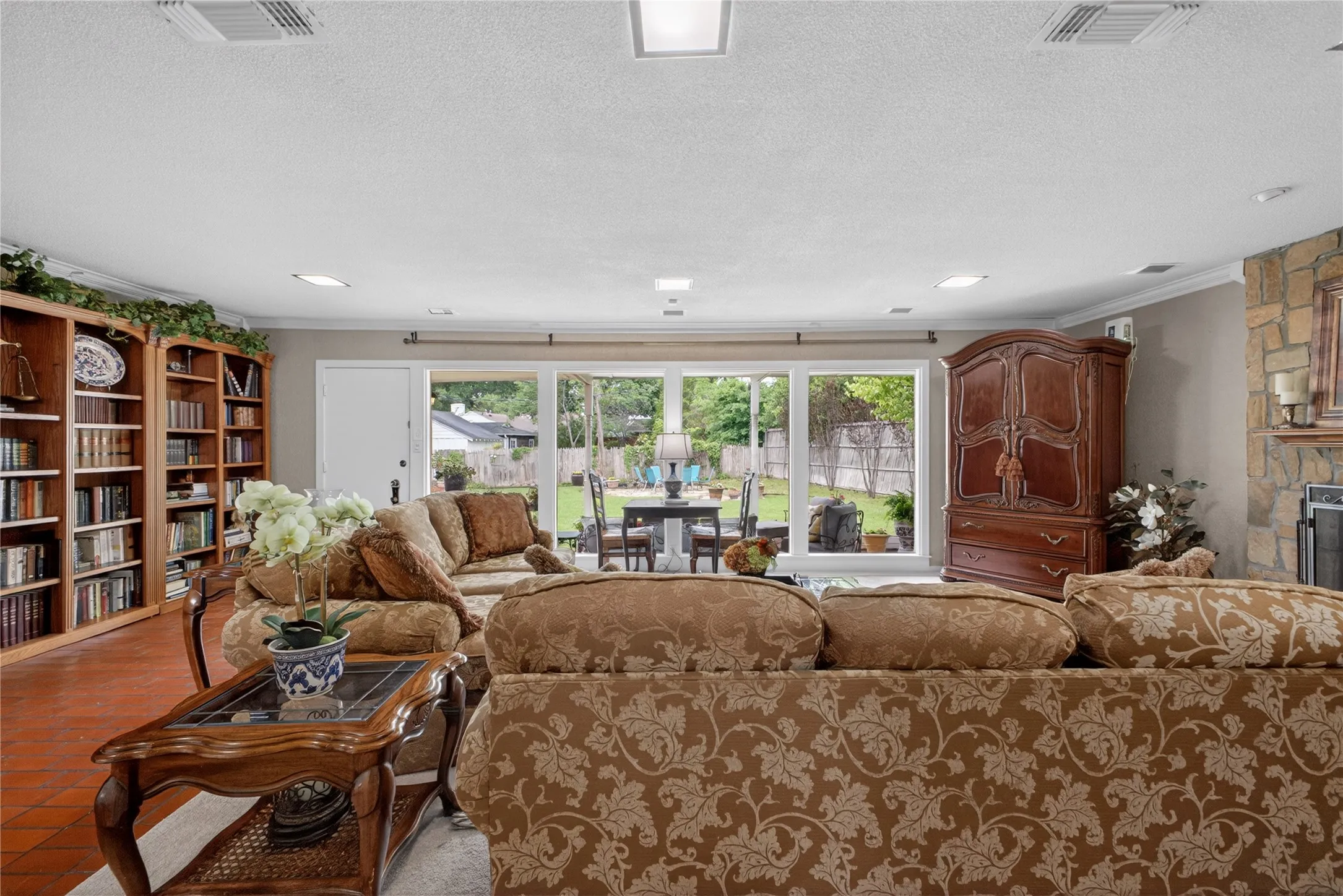 Single Family Residence For Sale in Tarrant County , 3505 White Settlement Road, Fort Worth, Texas 76107, 3 Bedroom, 3 Bathroom, 2 Garage spaces, 2,358 Sqft, built in 1942, Preowned, Price $699,500, mls#21240358, Real Estate Agent in Fort Worth, Homes For Sale in Tarrant county, Homes For Sale in Fort Worth, Realtor in Fort Worth Texas, Real Estate Brokerage Independent Realty Texas, Luminita Cordes Realtor