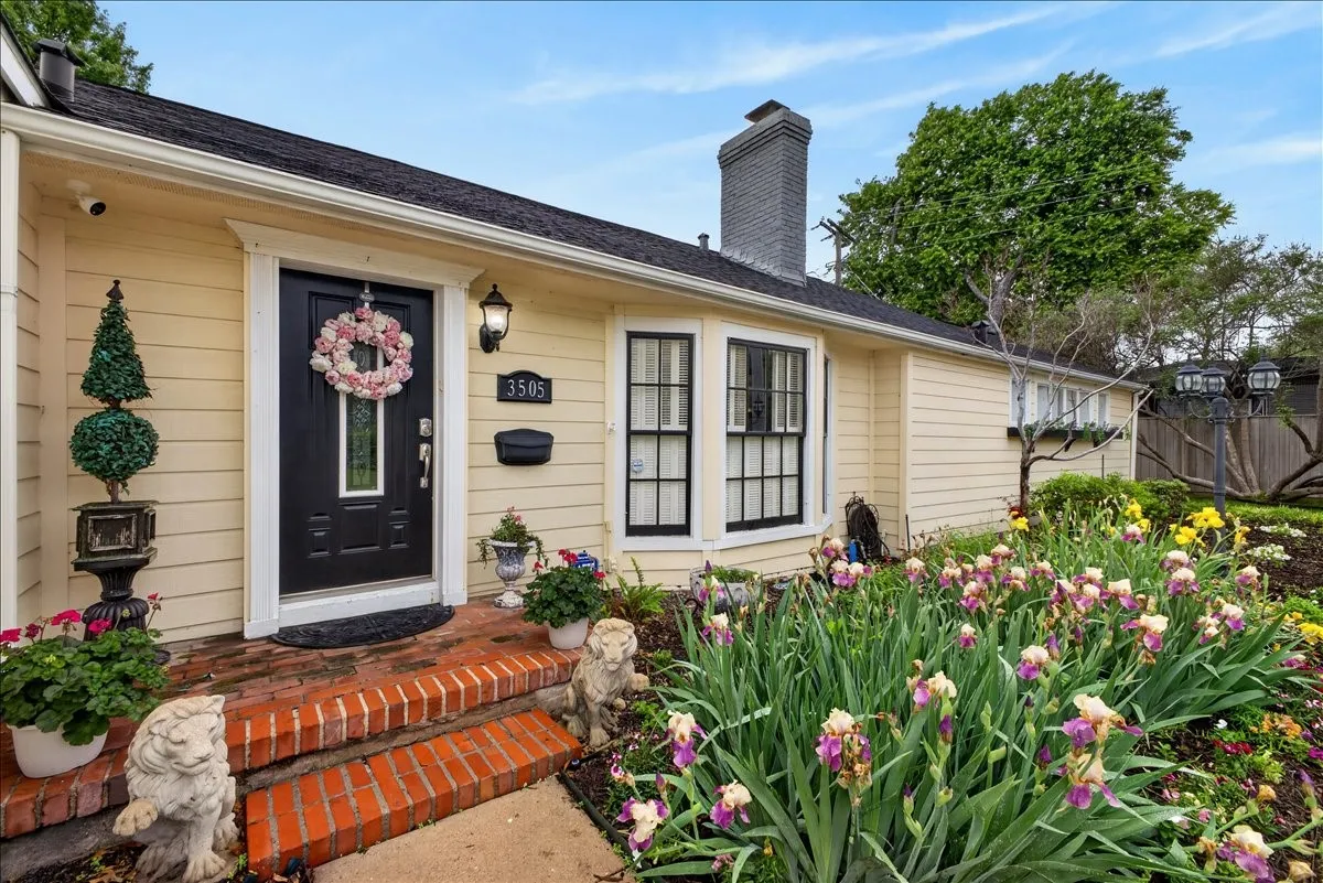 Single Family Residence For Sale in Tarrant County , 3505 White Settlement Road, Fort Worth, Texas 76107, 3 Bedroom, 3 Bathroom, 2 Garage spaces, 2,358 Sqft, built in 1942, Preowned, Price $699,500, mls#21240358, Real Estate Agent in Fort Worth, Homes For Sale in Tarrant county, Homes For Sale in Fort Worth, Realtor in Fort Worth Texas, Real Estate Brokerage Independent Realty Texas, Luminita Cordes Realtor