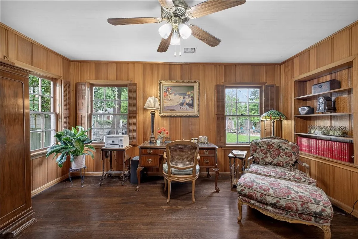 Single Family Residence For Sale in Tarrant County , 3505 White Settlement Road, Fort Worth, Texas 76107, 3 Bedroom, 3 Bathroom, 2 Garage spaces, 2,358 Sqft, built in 1942, Preowned, Price $699,500, mls#21240358, Real Estate Agent in Fort Worth, Homes For Sale in Tarrant county, Homes For Sale in Fort Worth, Realtor in Fort Worth Texas, Real Estate Brokerage Independent Realty Texas, Luminita Cordes Realtor