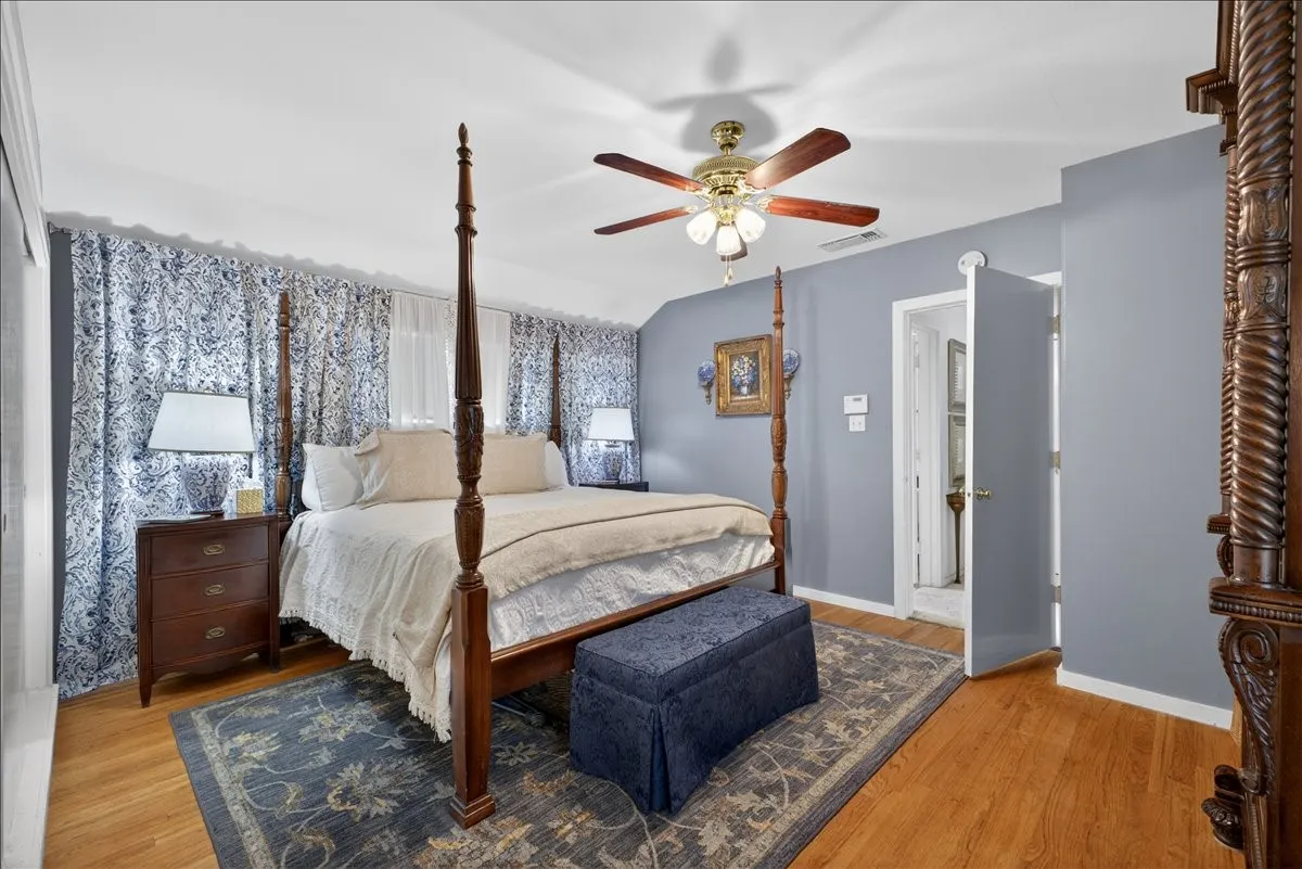 Single Family Residence For Sale in Tarrant County , 3505 White Settlement Road, Fort Worth, Texas 76107, 3 Bedroom, 3 Bathroom, 2 Garage spaces, 2,358 Sqft, built in 1942, Preowned, Price $699,500, mls#21240358, Real Estate Agent in Fort Worth, Homes For Sale in Tarrant county, Homes For Sale in Fort Worth, Realtor in Fort Worth Texas, Real Estate Brokerage Independent Realty Texas, Luminita Cordes Realtor