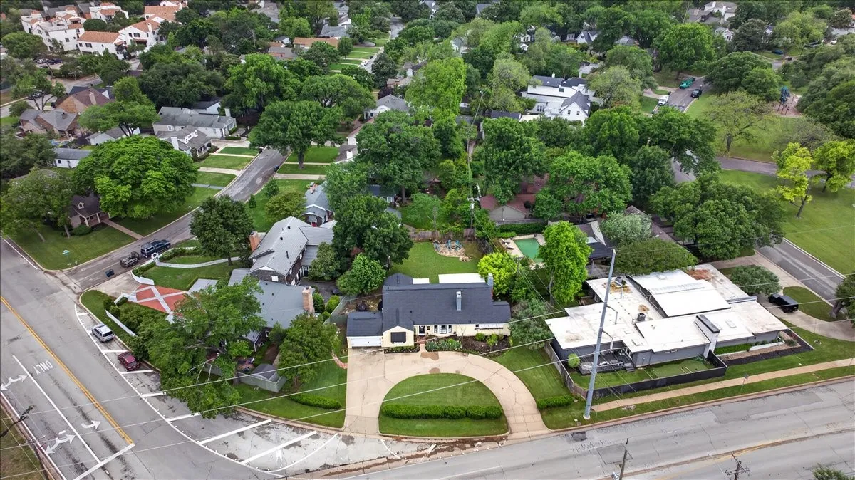 Single Family Residence For Sale in Tarrant County , 3505 White Settlement Road, Fort Worth, Texas 76107, 3 Bedroom, 3 Bathroom, 2 Garage spaces, 2,358 Sqft, built in 1942, Preowned, Price $699,500, mls#21240358, Real Estate Agent in Fort Worth, Homes For Sale in Tarrant county, Homes For Sale in Fort Worth, Realtor in Fort Worth Texas, Real Estate Brokerage Independent Realty Texas, Luminita Cordes Realtor