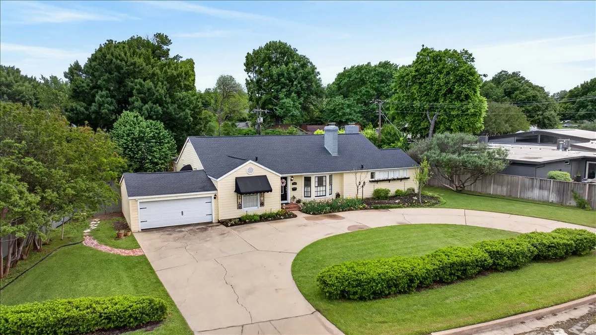 Single Family Residence For Sale in Tarrant County , 3505 White Settlement Road, Fort Worth, Texas 76107, 3 Bedroom, 3 Bathroom, 2 Garage spaces, 2,358 Sqft, built in 1942, Preowned, Price $699,500, mls#21240358, Real Estate Agent in Fort Worth, Homes For Sale in Tarrant county, Homes For Sale in Fort Worth, Realtor in Fort Worth Texas, Real Estate Brokerage Independent Realty Texas, Luminita Cordes Realtor
