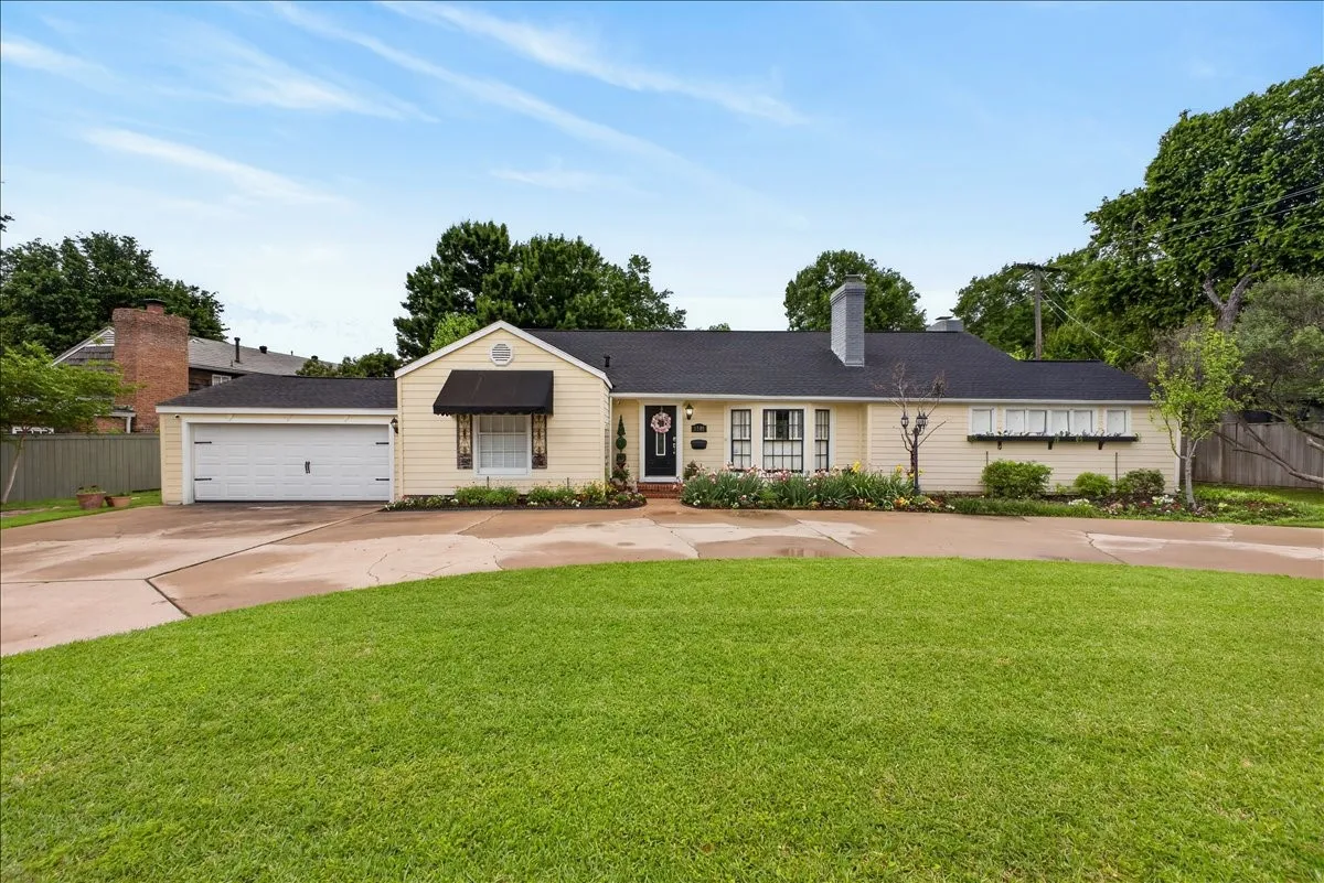 Single Family Residence For Sale in Tarrant County , 3505 White Settlement Road, Fort Worth, Texas 76107, 3 Bedroom, 3 Bathroom, 2 Garage spaces, 2,358 Sqft, built in 1942, Preowned, Price $699,500, mls#21240358, Real Estate Agent in Fort Worth, Homes For Sale in Tarrant county, Homes For Sale in Fort Worth, Realtor in Fort Worth Texas, Real Estate Brokerage Independent Realty Texas, Luminita Cordes Realtor