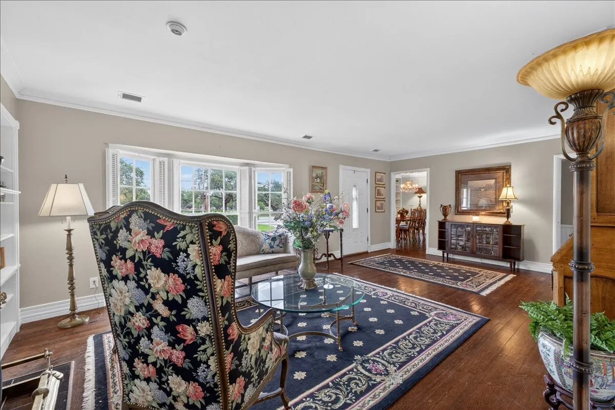 Single Family Residence For Sale in Tarrant County , 3505 White Settlement Road, Fort Worth, Texas 76107, 3 Bedroom, 3 Bathroom, 2 Garage spaces, 2,358 Sqft, built in 1942, Preowned, Price $699,500, mls#21240358, Real Estate Agent in Fort Worth, Homes For Sale in Tarrant county, Homes For Sale in Fort Worth, Realtor in Fort Worth Texas, Real Estate Brokerage Independent Realty Texas, Luminita Cordes Realtor