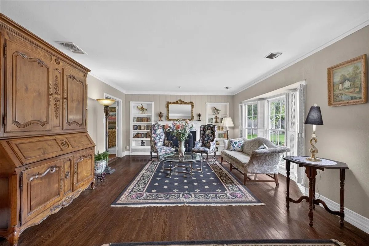 Single Family Residence For Sale in Tarrant County , 3505 White Settlement Road, Fort Worth, Texas 76107, 3 Bedroom, 3 Bathroom, 2 Garage spaces, 2,358 Sqft, built in 1942, Preowned, Price $699,500, mls#21240358, Real Estate Agent in Fort Worth, Homes For Sale in Tarrant county, Homes For Sale in Fort Worth, Realtor in Fort Worth Texas, Real Estate Brokerage Independent Realty Texas, Luminita Cordes Realtor