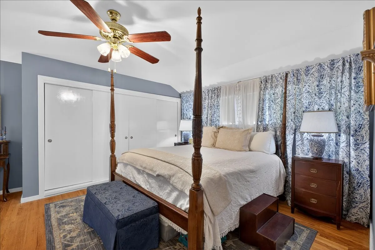 Single Family Residence For Sale in Tarrant County , 3505 White Settlement Road, Fort Worth, Texas 76107, 3 Bedroom, 3 Bathroom, 2 Garage spaces, 2,358 Sqft, built in 1942, Preowned, Price $699,500, mls#21240358, Real Estate Agent in Fort Worth, Homes For Sale in Tarrant county, Homes For Sale in Fort Worth, Realtor in Fort Worth Texas, Real Estate Brokerage Independent Realty Texas, Luminita Cordes Realtor