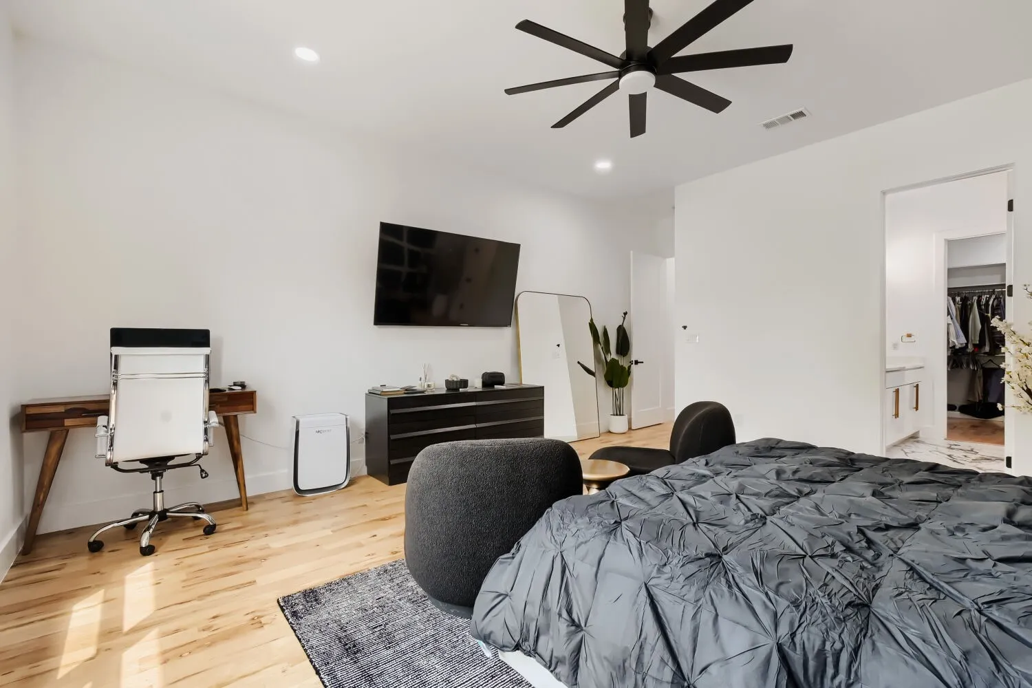 Bedroom featuring light wood-style flooring, a ceiling fan, recessed lighting, and a desk