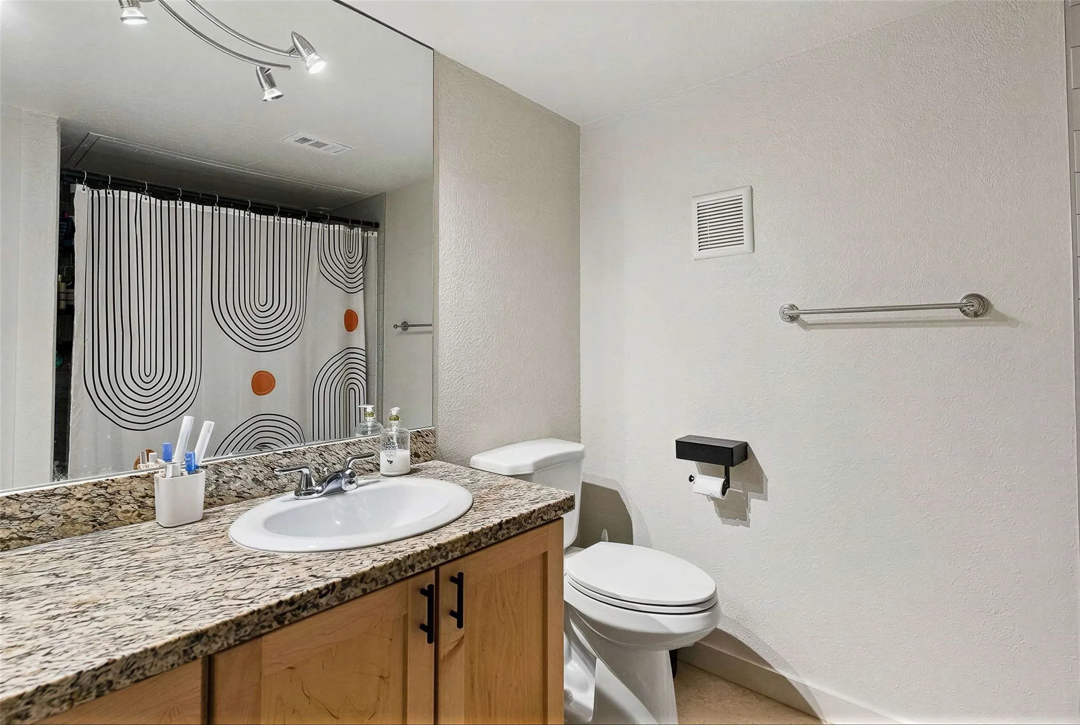 Condominium For Sale in Dallas County , 4777 Cedar Springs Road 5P, Dallas, Texas 75219, 2 Bedrooms, 2 Bathrooms, 1 Garage spaces, 890 Sqft, built in 1983, Price $199,000, mls#21242078, Real Estate Agent in Dallas, Homes For Sale in Dallas county, Homes For Sale in Dallas, Realtor in Dallas Texas, Real Estate Brokerage Independent Realty Texas, Luminita Cordes Realtor