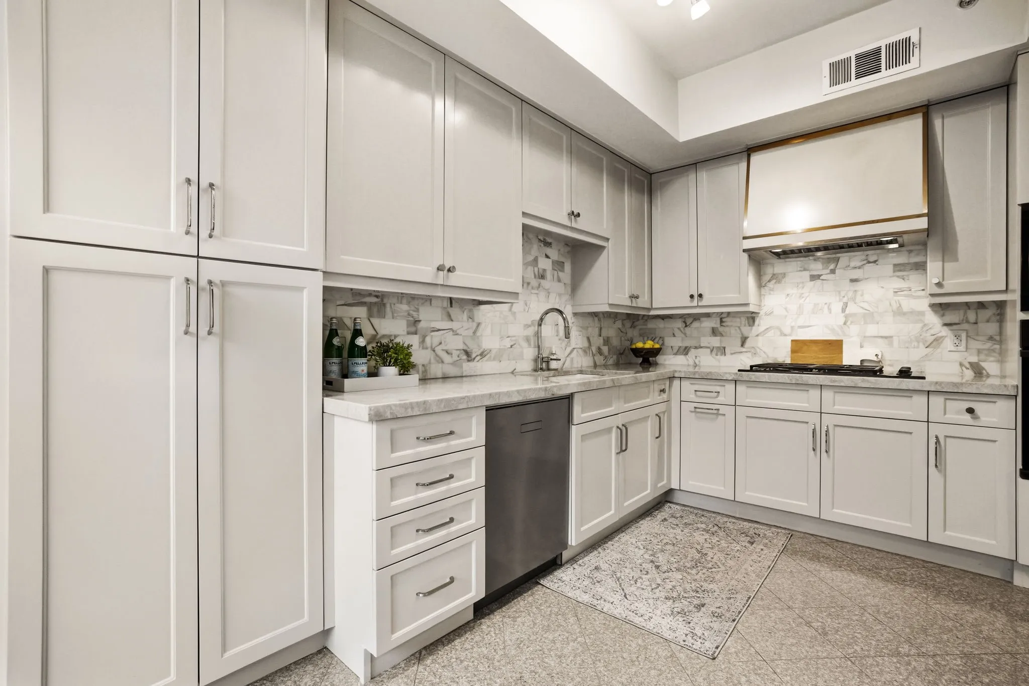Condominium For Sale in Dallas County , 3401 Lee Parkway 402, Dallas, Texas 75219, 2 Bedroom, 2 Bathroom, 2 Garage spaces, 2,080 Sqft, built in 1998, Preowned, mls#21242627, Real Estate Agent in Dallas, Homes For Sale in Dallas county, Homes For Sale in Dallas, Realtor in Dallas Texas, Real Estate Brokerage Independent Realty Texas, Luminita Cordes Realtor