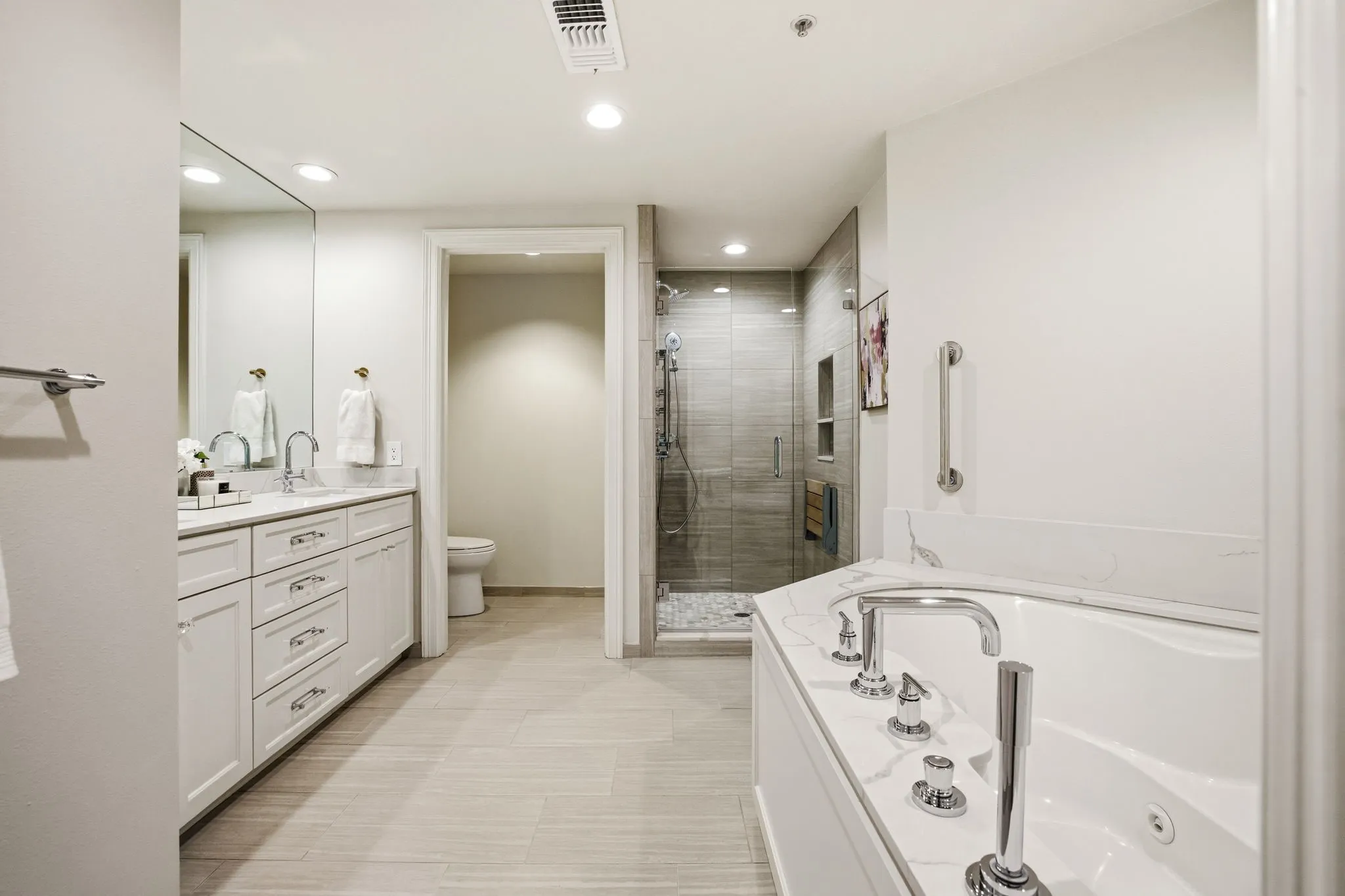 Condominium For Sale in Dallas County , 3401 Lee Parkway 402, Dallas, Texas 75219, 2 Bedroom, 2 Bathroom, 2 Garage spaces, 2,080 Sqft, built in 1998, Preowned, mls#21242627, Real Estate Agent in Dallas, Homes For Sale in Dallas county, Homes For Sale in Dallas, Realtor in Dallas Texas, Real Estate Brokerage Independent Realty Texas, Luminita Cordes Realtor