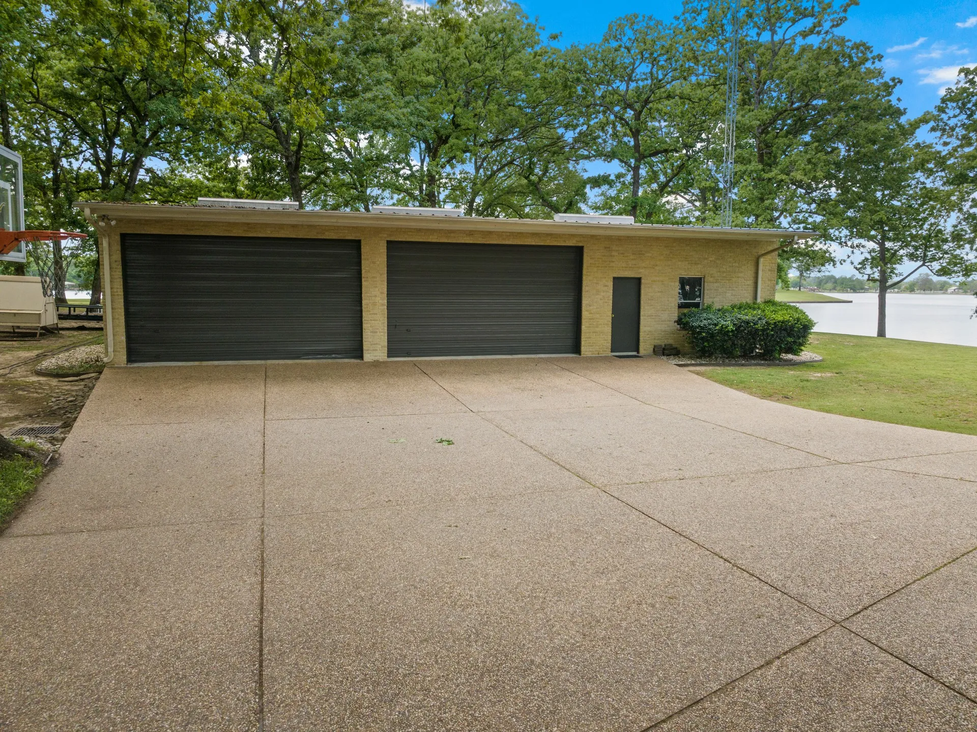 Single Family Residence For Sale in Camp County , 360 County Road 2136, Pittsburg, Texas 75686, 3 Bedroom, 5 Bathroom, 2 Garage spaces, 3,940 Sqft, built in 1979, Preowned, mls#21242051, Real Estate Agent in Pittsburg, Homes For Sale in Camp county, Homes For Sale in Pittsburg, Realtor in Pittsburg Texas, Real Estate Brokerage Independent Realty Texas, Luminita Cordes Realtor