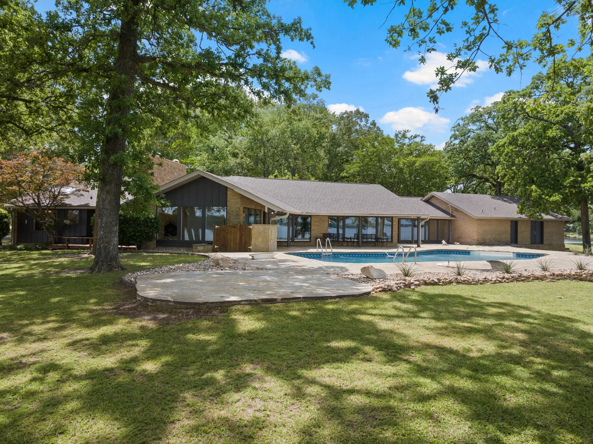 Single Family Residence For Sale in Camp County , 360 County Road 2136, Pittsburg, Texas 75686, 3 Bedroom, 5 Bathroom, 2 Garage spaces, 3,940 Sqft, built in 1979, Preowned, mls#21242051, Real Estate Agent in Pittsburg, Homes For Sale in Camp county, Homes For Sale in Pittsburg, Realtor in Pittsburg Texas, Real Estate Brokerage Independent Realty Texas, Luminita Cordes Realtor