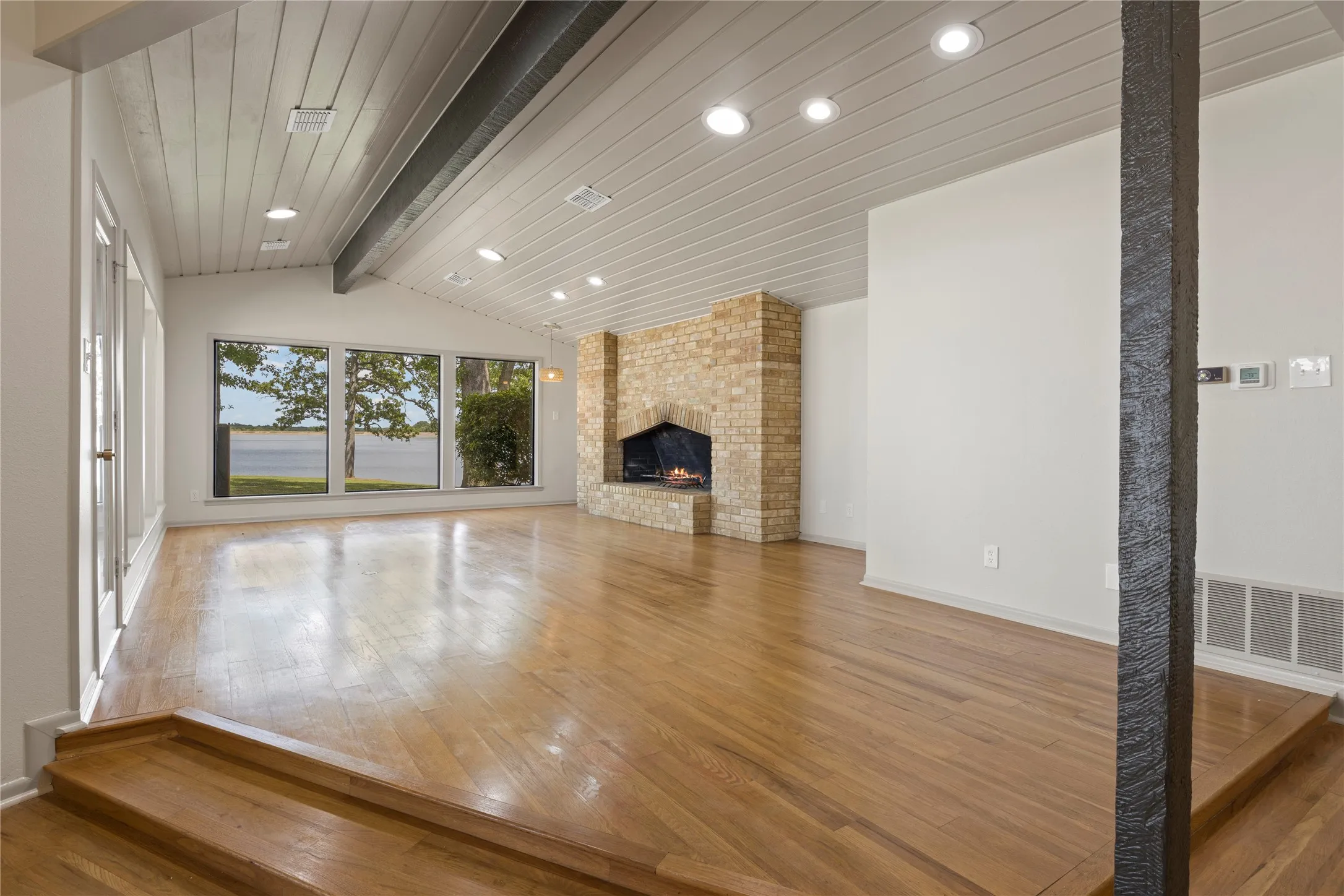 Single Family Residence For Sale in Camp County , 360 County Road 2136, Pittsburg, Texas 75686, 3 Bedroom, 5 Bathroom, 2 Garage spaces, 3,940 Sqft, built in 1979, Preowned, mls#21242051, Real Estate Agent in Pittsburg, Homes For Sale in Camp county, Homes For Sale in Pittsburg, Realtor in Pittsburg Texas, Real Estate Brokerage Independent Realty Texas, Luminita Cordes Realtor