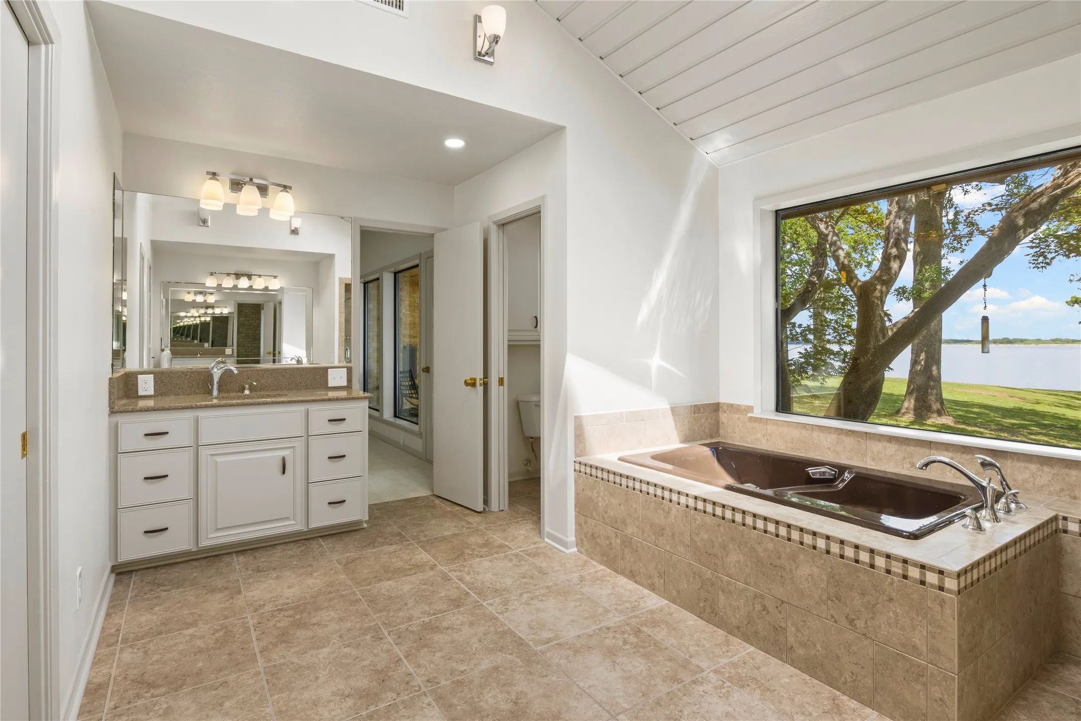 Single Family Residence For Sale in Camp County , 360 County Road 2136, Pittsburg, Texas 75686, 3 Bedroom, 5 Bathroom, 2 Garage spaces, 3,940 Sqft, built in 1979, Preowned, mls#21242051, Real Estate Agent in Pittsburg, Homes For Sale in Camp county, Homes For Sale in Pittsburg, Realtor in Pittsburg Texas, Real Estate Brokerage Independent Realty Texas, Luminita Cordes Realtor