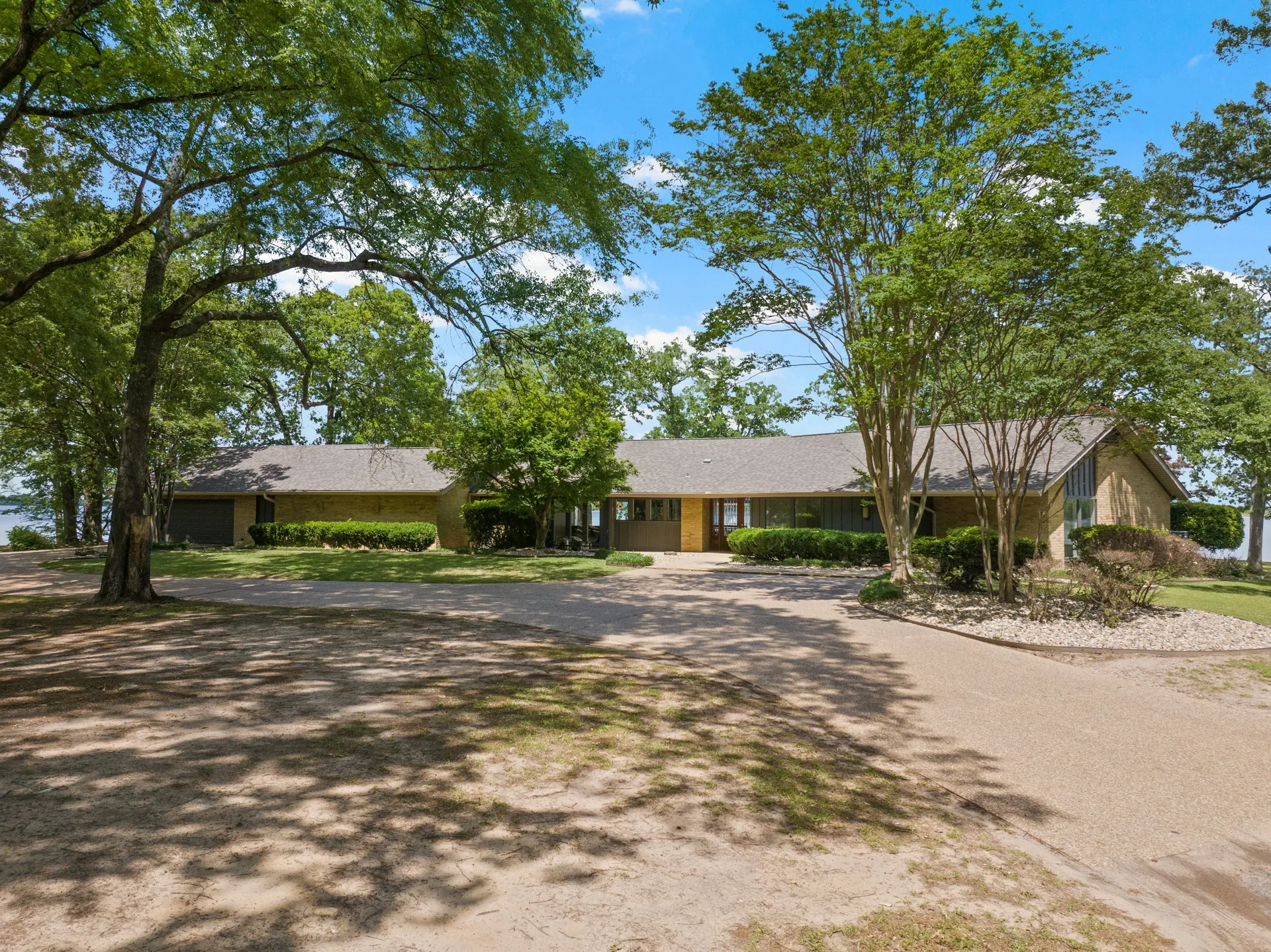 Single Family Residence For Sale in Camp County , 360 County Road 2136, Pittsburg, Texas 75686, 3 Bedroom, 5 Bathroom, 2 Garage spaces, 3,940 Sqft, built in 1979, Preowned, mls#21242051, Real Estate Agent in Pittsburg, Homes For Sale in Camp county, Homes For Sale in Pittsburg, Realtor in Pittsburg Texas, Real Estate Brokerage Independent Realty Texas, Luminita Cordes Realtor