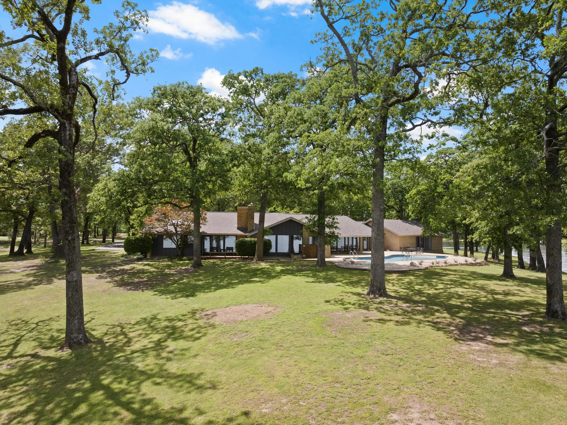 Single Family Residence For Sale in Camp County , 360 County Road 2136, Pittsburg, Texas 75686, 3 Bedroom, 5 Bathroom, 2 Garage spaces, 3,940 Sqft, built in 1979, Preowned, mls#21242051, Real Estate Agent in Pittsburg, Homes For Sale in Camp county, Homes For Sale in Pittsburg, Realtor in Pittsburg Texas, Real Estate Brokerage Independent Realty Texas, Luminita Cordes Realtor