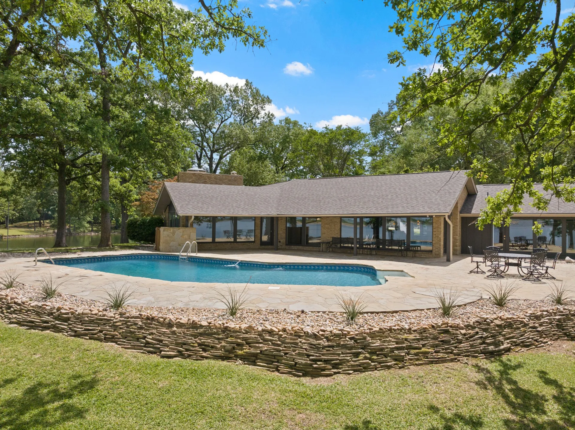 Single Family Residence For Sale in Camp County , 360 County Road 2136, Pittsburg, Texas 75686, 3 Bedroom, 5 Bathroom, 2 Garage spaces, 3,940 Sqft, built in 1979, Preowned, mls#21242051, Real Estate Agent in Pittsburg, Homes For Sale in Camp county, Homes For Sale in Pittsburg, Realtor in Pittsburg Texas, Real Estate Brokerage Independent Realty Texas, Luminita Cordes Realtor