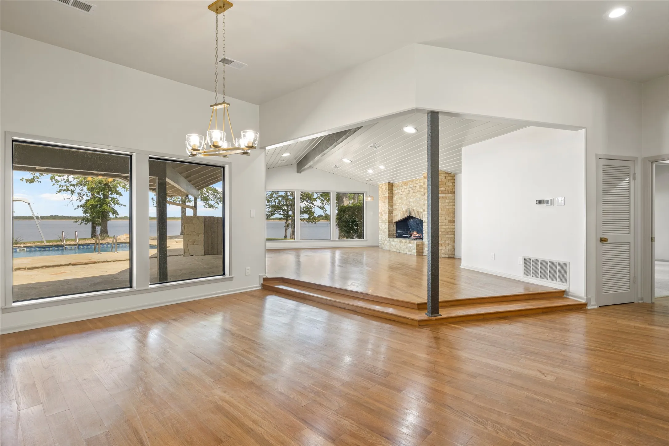 Single Family Residence For Sale in Camp County , 360 County Road 2136, Pittsburg, Texas 75686, 3 Bedroom, 5 Bathroom, 2 Garage spaces, 3,940 Sqft, built in 1979, Preowned, mls#21242051, Real Estate Agent in Pittsburg, Homes For Sale in Camp county, Homes For Sale in Pittsburg, Realtor in Pittsburg Texas, Real Estate Brokerage Independent Realty Texas, Luminita Cordes Realtor