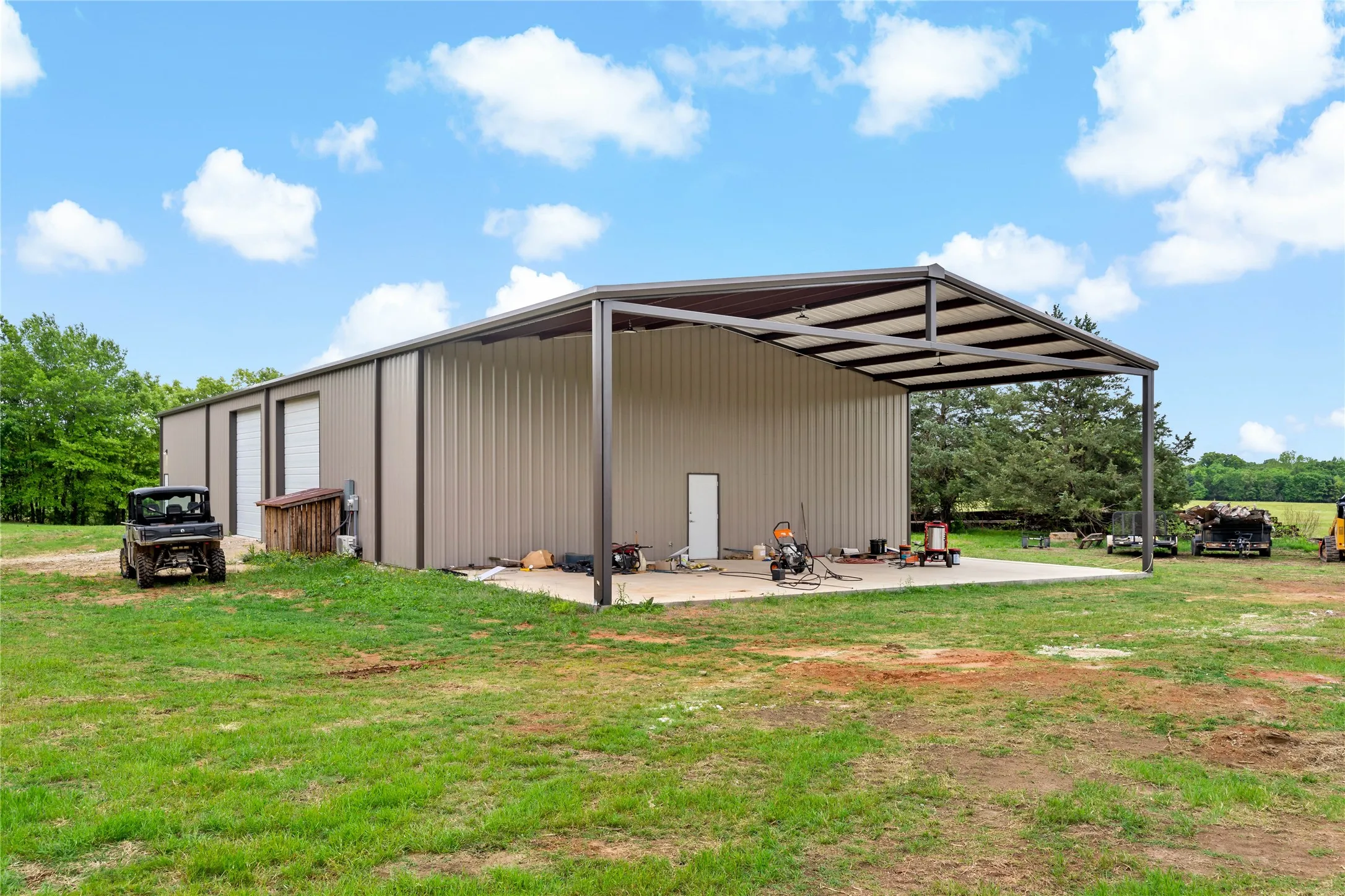 Farm For Sale in Lamar County , 10860 Farm Road 197, Arthur City, Texas 75411, 3 Bedroom, 2 Bathroom, 2 Garage spaces, 1,560 Sqft, built in 2013, Price $3,900,000, mls#21242876, Real Estate Agent in Arthur City, Homes For Sale in Lamar county, Homes For Sale in Arthur City, Realtor in Arthur City Texas, Real Estate Brokerage Independent Realty Texas, Luminita Cordes Realtor