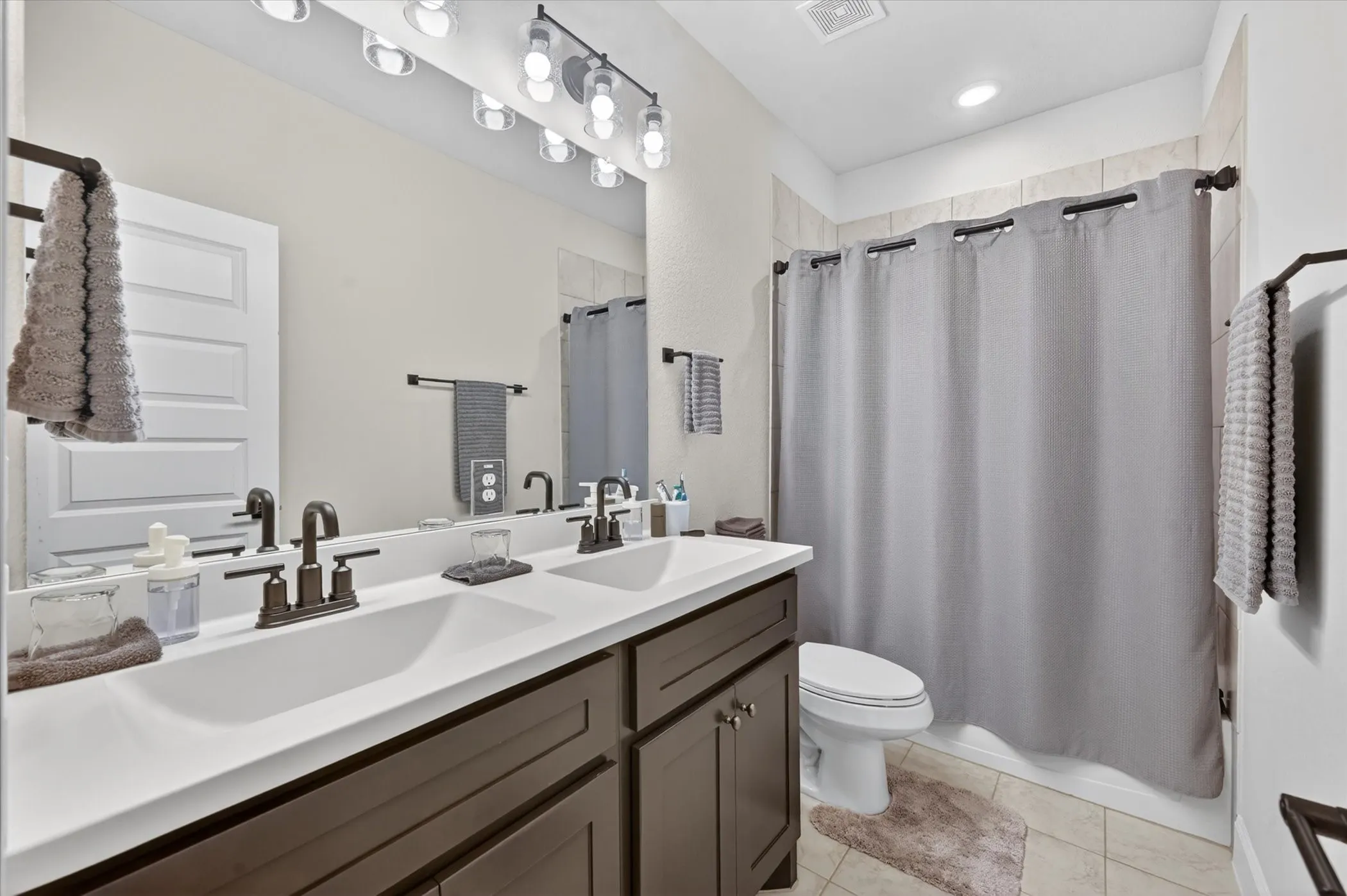 Single Family Residence For Sale in Denton County , 2512 Four Roses Drive, Lewisville, Texas 75056, 4 Bedroom, 4 Bathroom, 2 Garage spaces, 2,872 Sqft, built in 2022, Preowned, mls#21241391, Real Estate Agent in Lewisville, Homes For Sale in Denton county, Homes For Sale in Lewisville, Realtor in Lewisville Texas, Real Estate Brokerage Independent Realty Texas, Luminita Cordes Realtor