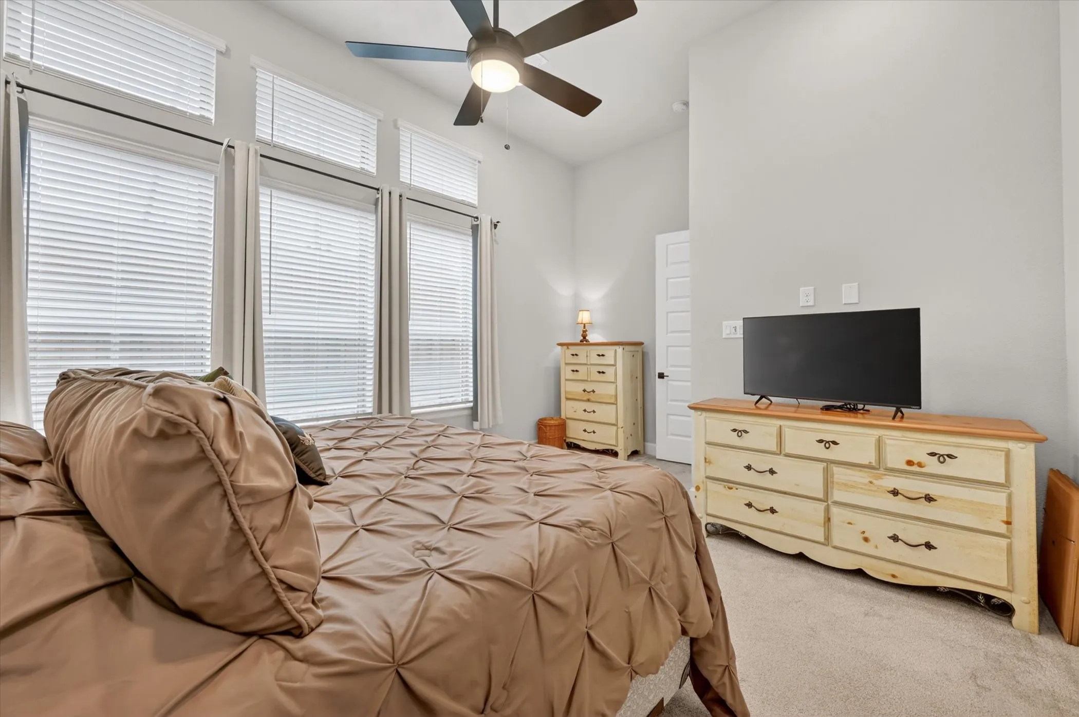Single Family Residence For Sale in Denton County , 2512 Four Roses Drive, Lewisville, Texas 75056, 4 Bedroom, 4 Bathroom, 2 Garage spaces, 2,872 Sqft, built in 2022, Preowned, mls#21241391, Real Estate Agent in Lewisville, Homes For Sale in Denton county, Homes For Sale in Lewisville, Realtor in Lewisville Texas, Real Estate Brokerage Independent Realty Texas, Luminita Cordes Realtor