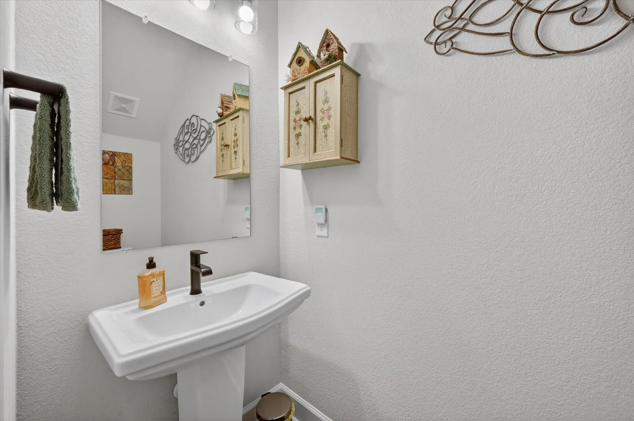 Single Family Residence For Sale in Denton County , 2512 Four Roses Drive, Lewisville, Texas 75056, 4 Bedroom, 4 Bathroom, 2 Garage spaces, 2,872 Sqft, built in 2022, Preowned, mls#21241391, Real Estate Agent in Lewisville, Homes For Sale in Denton county, Homes For Sale in Lewisville, Realtor in Lewisville Texas, Real Estate Brokerage Independent Realty Texas, Luminita Cordes Realtor