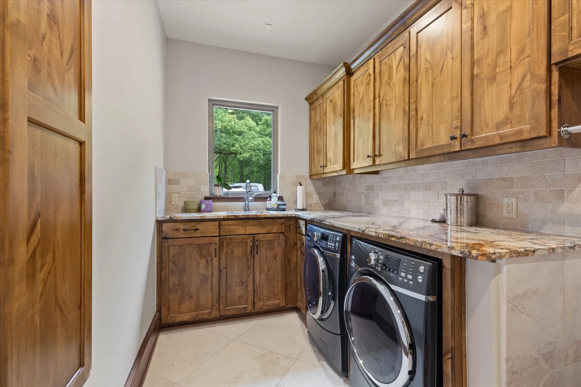 Single Family Residence For Sale in Gregg County , 3705 Champions Ridge Lane, Longview, Texas 75605, 5 Bedroom, 5 Bathroom, 4 Garage spaces, 5,969 Sqft, built in 2016, mls#21243226, Real Estate Agent in Longview, Homes For Sale in Gregg county, Homes For Sale in Longview, Realtor in Longview Texas, Real Estate Brokerage Independent Realty Texas, Luminita Cordes Realtor