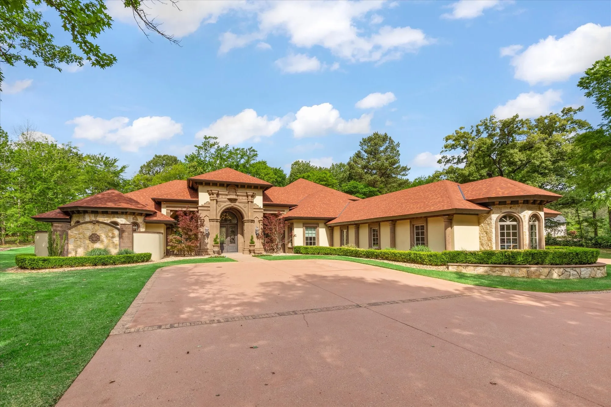 Single Family Residence For Sale in Gregg County , 3705 Champions Ridge Lane, Longview, Texas 75605, 5 Bedroom, 5 Bathroom, 4 Garage spaces, 5,969 Sqft, built in 2016, mls#21243226, Real Estate Agent in Longview, Homes For Sale in Gregg county, Homes For Sale in Longview, Realtor in Longview Texas, Real Estate Brokerage Independent Realty Texas, Luminita Cordes Realtor
