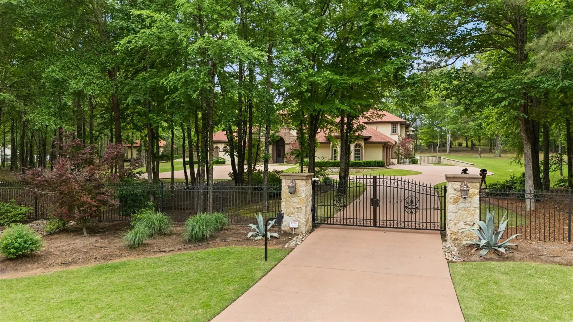 Single Family Residence For Sale in Gregg County , 3705 Champions Ridge Lane, Longview, Texas 75605, 5 Bedroom, 5 Bathroom, 4 Garage spaces, 5,969 Sqft, built in 2016, mls#21243226, Real Estate Agent in Longview, Homes For Sale in Gregg county, Homes For Sale in Longview, Realtor in Longview Texas, Real Estate Brokerage Independent Realty Texas, Luminita Cordes Realtor