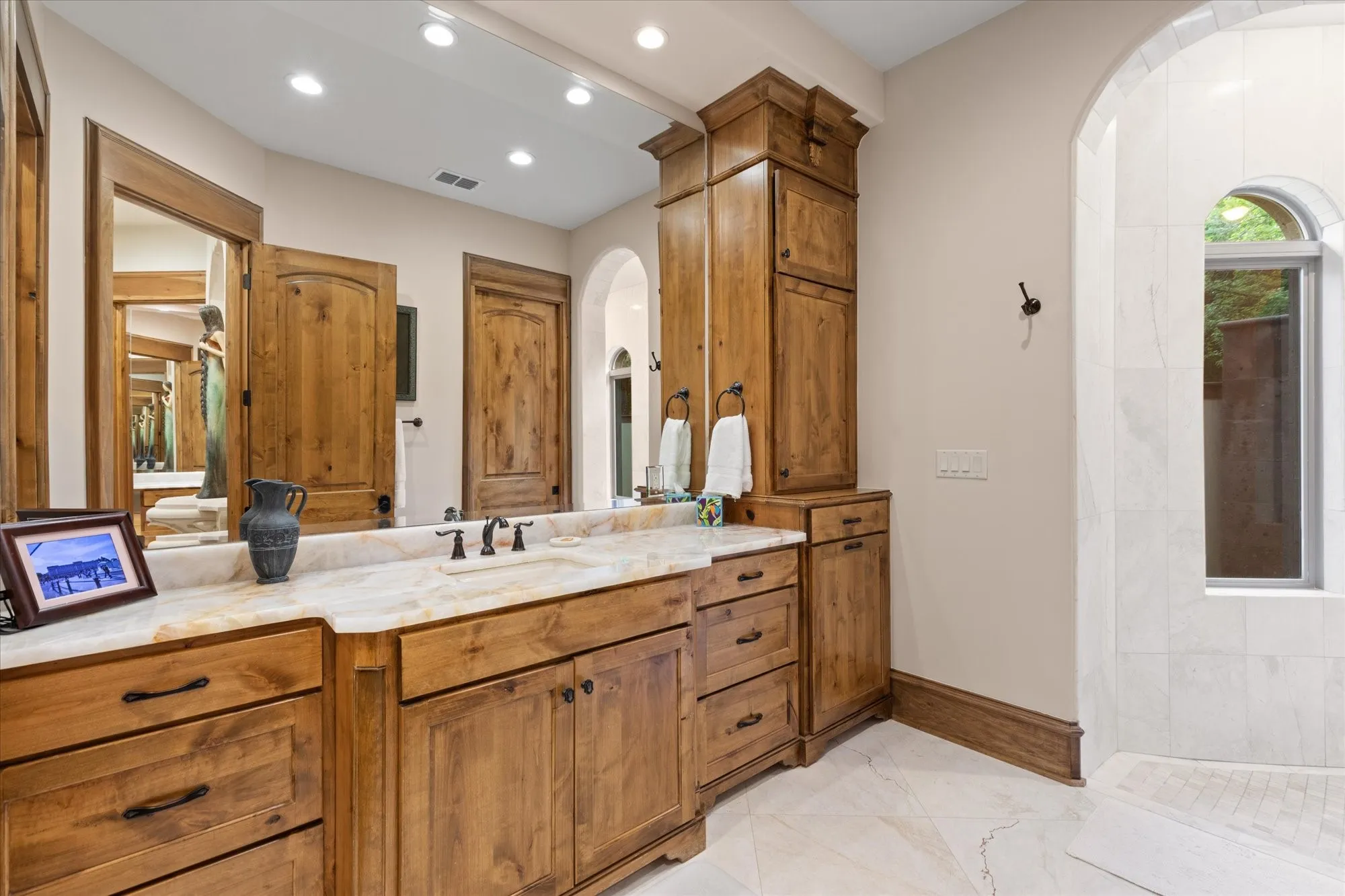Single Family Residence For Sale in Gregg County , 3705 Champions Ridge Lane, Longview, Texas 75605, 5 Bedroom, 5 Bathroom, 4 Garage spaces, 5,969 Sqft, built in 2016, mls#21243226, Real Estate Agent in Longview, Homes For Sale in Gregg county, Homes For Sale in Longview, Realtor in Longview Texas, Real Estate Brokerage Independent Realty Texas, Luminita Cordes Realtor