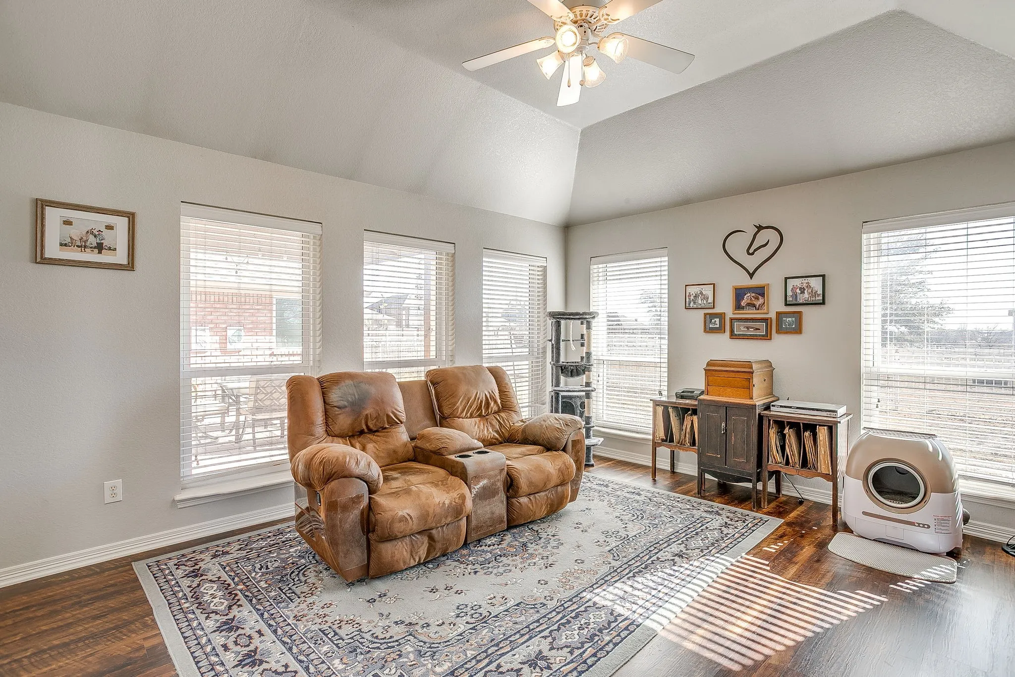 Single Family Residence For Sale in Tarrant County , 801 Creek Hollow Lane, Fort Worth, Texas 76131, 4 Bedroom, 3 Bathroom, 2 Garage spaces, 2,674 Sqft, built in 1998, mls#21243234, Real Estate Agent in Fort Worth, Homes For Sale in Tarrant county, Homes For Sale in Fort Worth, Realtor in Fort Worth Texas, Real Estate Brokerage Independent Realty Texas, Luminita Cordes Realtor