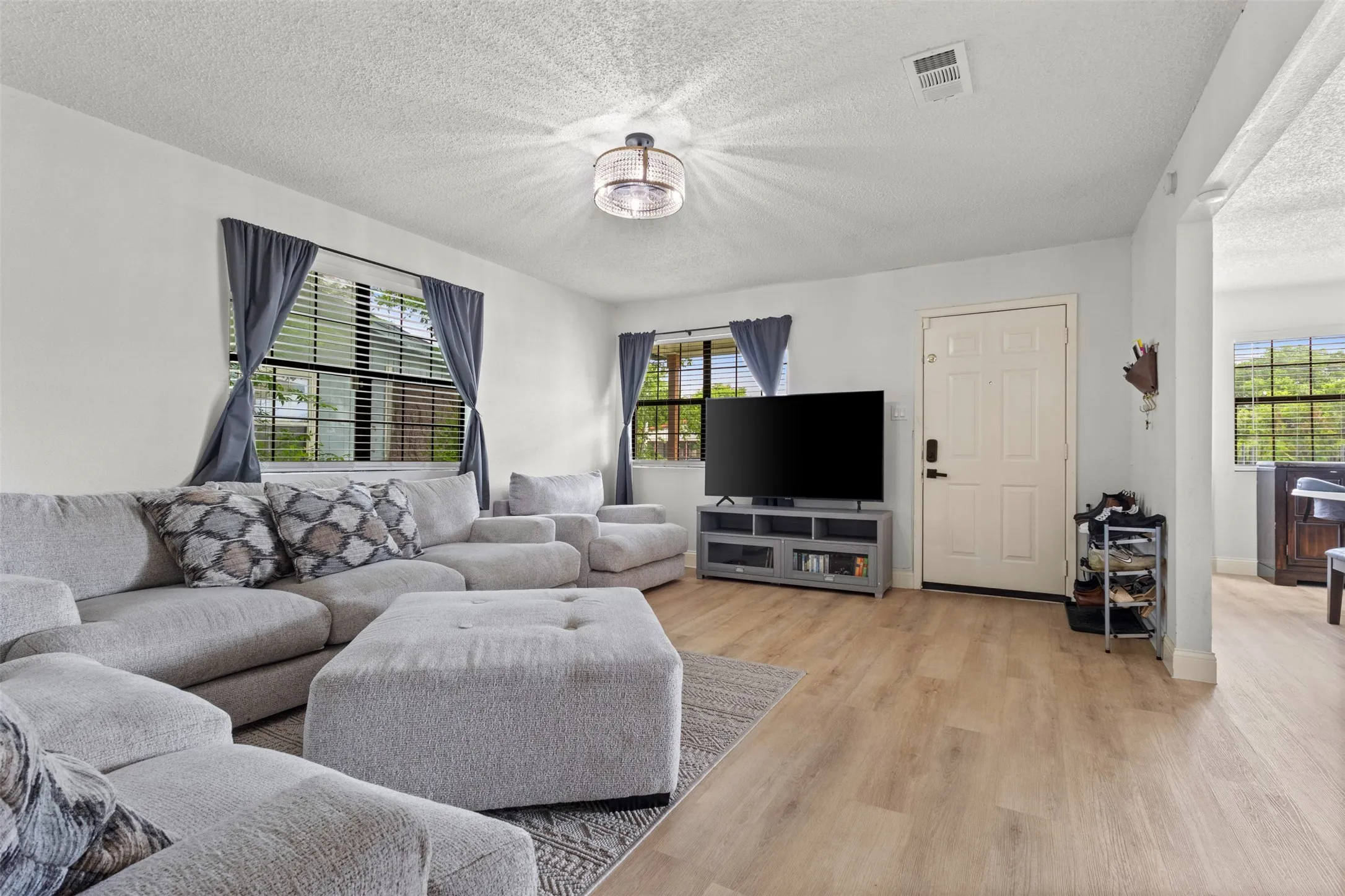 Single Family Residence For Sale in Dallas County , 5418 Singleton Boulevard, Dallas, Texas 75212, 3 Bedrooms, 2 Bathrooms, Garage spaces, 1,427 Sqft, built in 1991, Preowned, Price $288,000, mls#21241984, Real Estate Agent in Dallas, Homes For Sale in Dallas county, Homes For Sale in Dallas, Realtor in Dallas Texas, Real Estate Brokerage Independent Realty Texas, Luminita Cordes Realtor