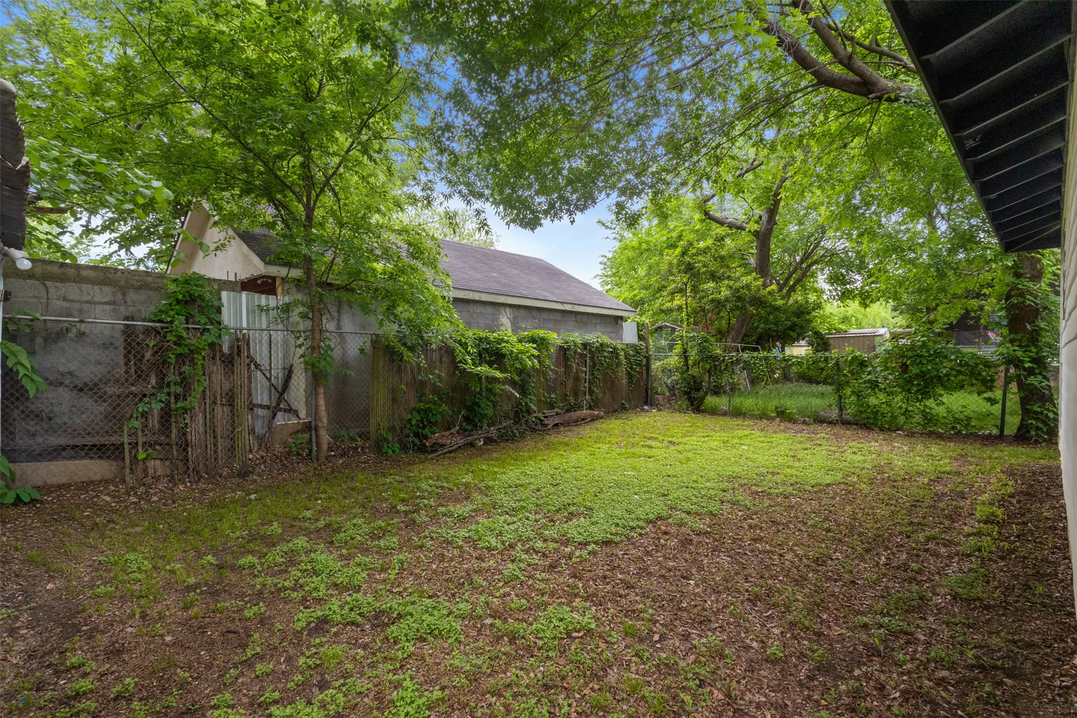 Single Family Residence For Sale in Dallas County , 5418 Singleton Boulevard, Dallas, Texas 75212, 3 Bedrooms, 2 Bathrooms, Garage spaces, 1,427 Sqft, built in 1991, Preowned, Price $288,000, mls#21241984, Real Estate Agent in Dallas, Homes For Sale in Dallas county, Homes For Sale in Dallas, Realtor in Dallas Texas, Real Estate Brokerage Independent Realty Texas, Luminita Cordes Realtor