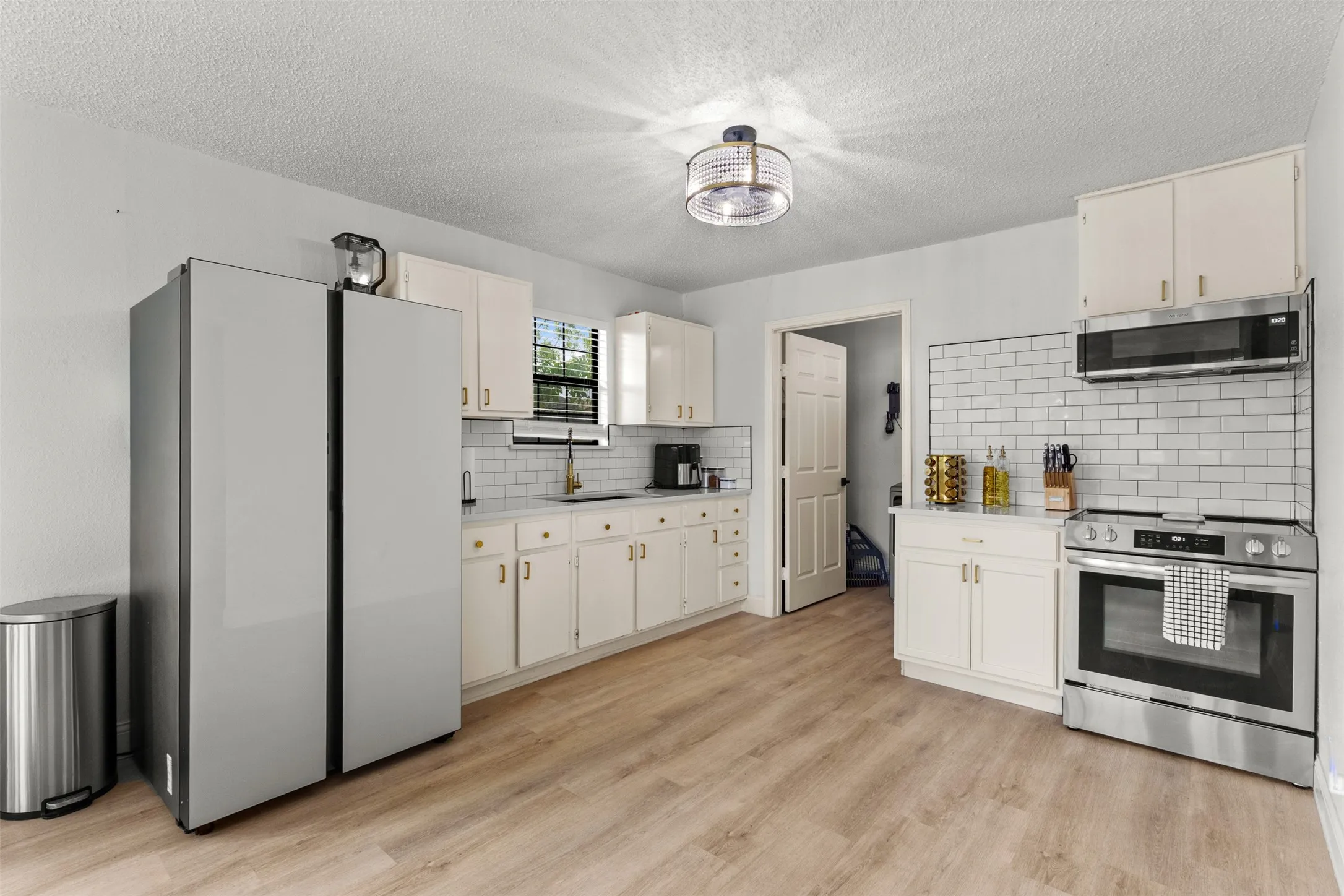 Single Family Residence For Sale in Dallas County , 5418 Singleton Boulevard, Dallas, Texas 75212, 3 Bedrooms, 2 Bathrooms, Garage spaces, 1,427 Sqft, built in 1991, Preowned, Price $288,000, mls#21241984, Real Estate Agent in Dallas, Homes For Sale in Dallas county, Homes For Sale in Dallas, Realtor in Dallas Texas, Real Estate Brokerage Independent Realty Texas, Luminita Cordes Realtor
