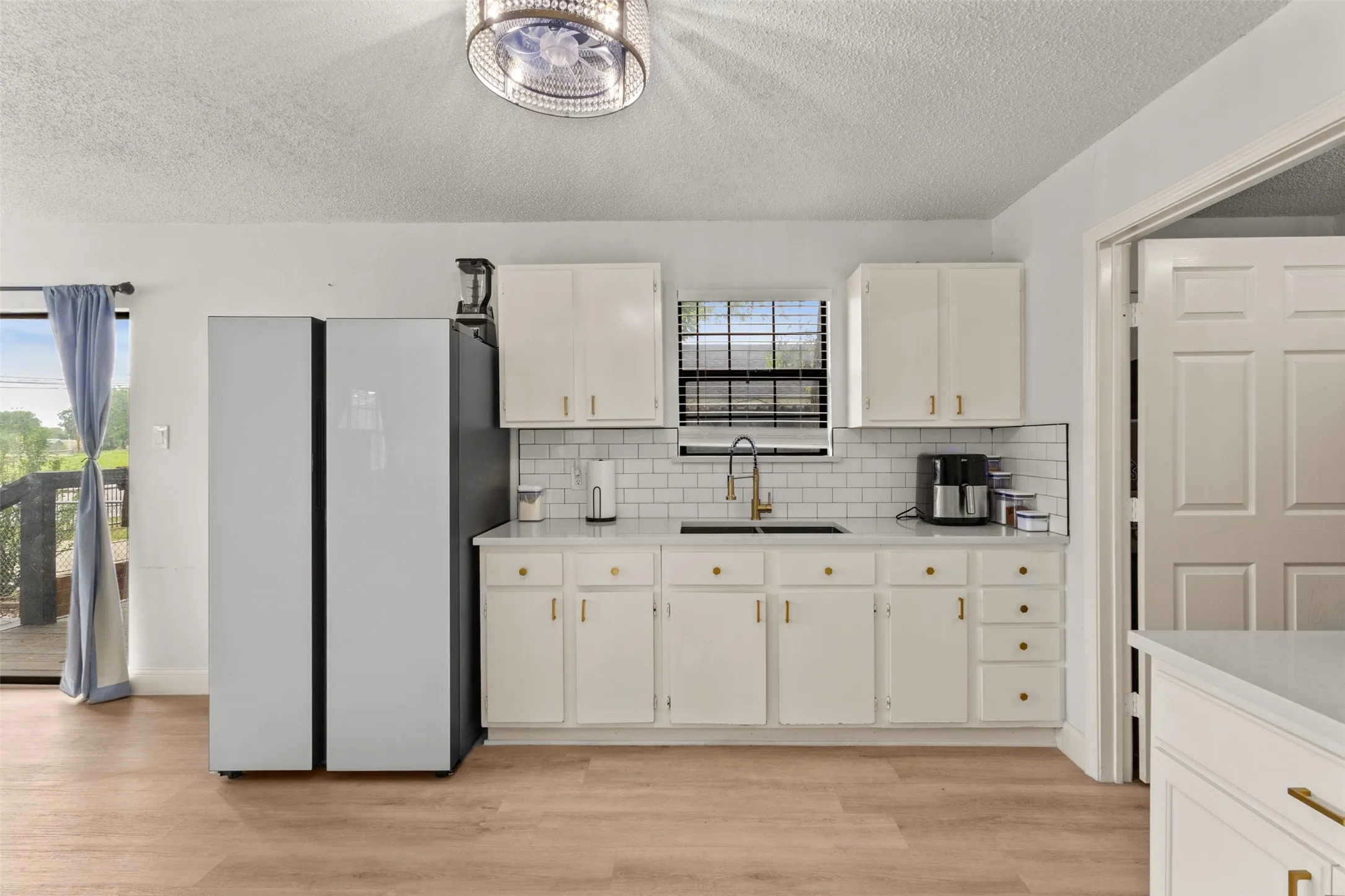 Single Family Residence For Sale in Dallas County , 5418 Singleton Boulevard, Dallas, Texas 75212, 3 Bedrooms, 2 Bathrooms, Garage spaces, 1,427 Sqft, built in 1991, Preowned, Price $288,000, mls#21241984, Real Estate Agent in Dallas, Homes For Sale in Dallas county, Homes For Sale in Dallas, Realtor in Dallas Texas, Real Estate Brokerage Independent Realty Texas, Luminita Cordes Realtor