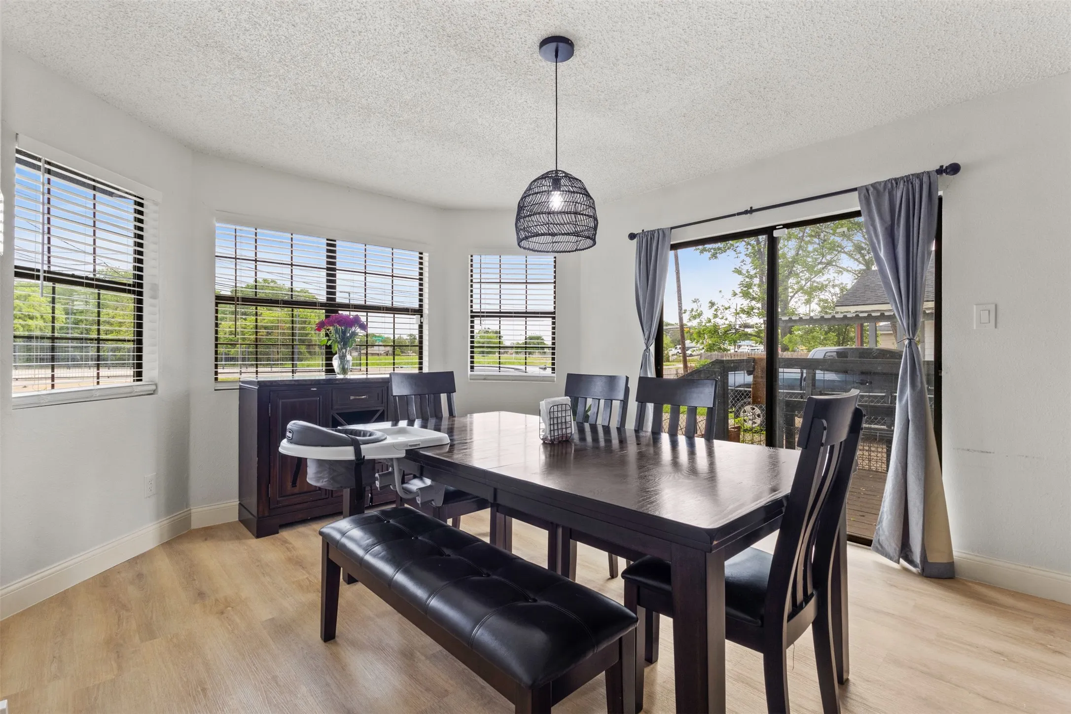 Single Family Residence For Sale in Dallas County , 5418 Singleton Boulevard, Dallas, Texas 75212, 3 Bedrooms, 2 Bathrooms, Garage spaces, 1,427 Sqft, built in 1991, Preowned, Price $288,000, mls#21241984, Real Estate Agent in Dallas, Homes For Sale in Dallas county, Homes For Sale in Dallas, Realtor in Dallas Texas, Real Estate Brokerage Independent Realty Texas, Luminita Cordes Realtor