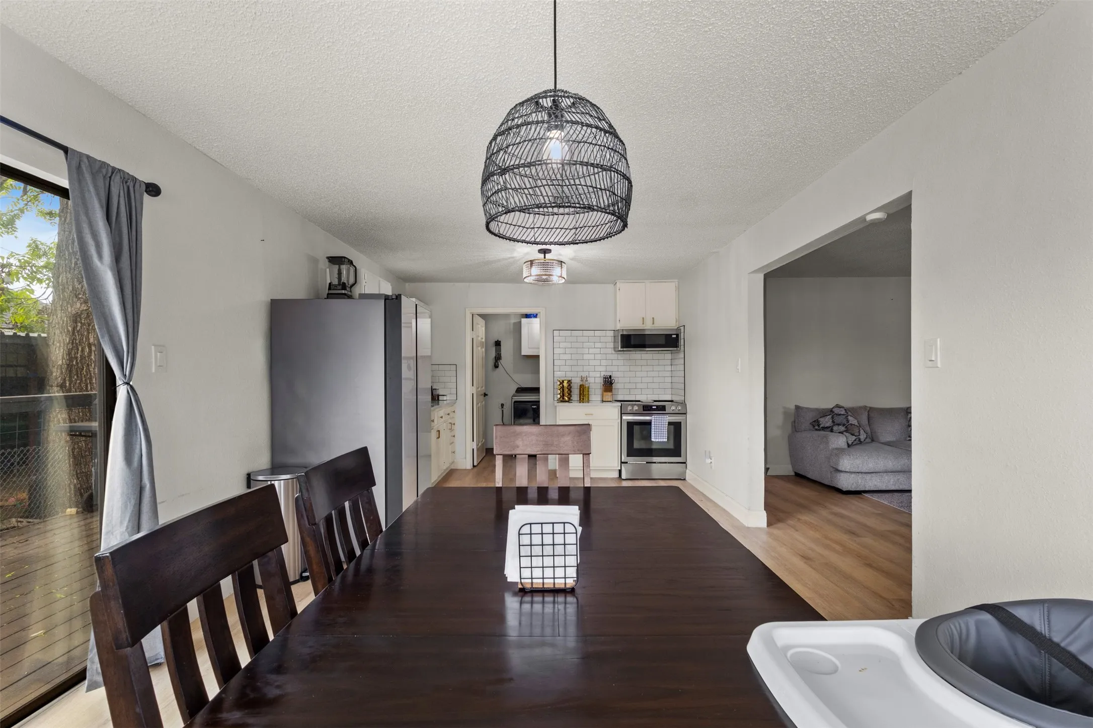 Single Family Residence For Sale in Dallas County , 5418 Singleton Boulevard, Dallas, Texas 75212, 3 Bedrooms, 2 Bathrooms, Garage spaces, 1,427 Sqft, built in 1991, Preowned, Price $288,000, mls#21241984, Real Estate Agent in Dallas, Homes For Sale in Dallas county, Homes For Sale in Dallas, Realtor in Dallas Texas, Real Estate Brokerage Independent Realty Texas, Luminita Cordes Realtor