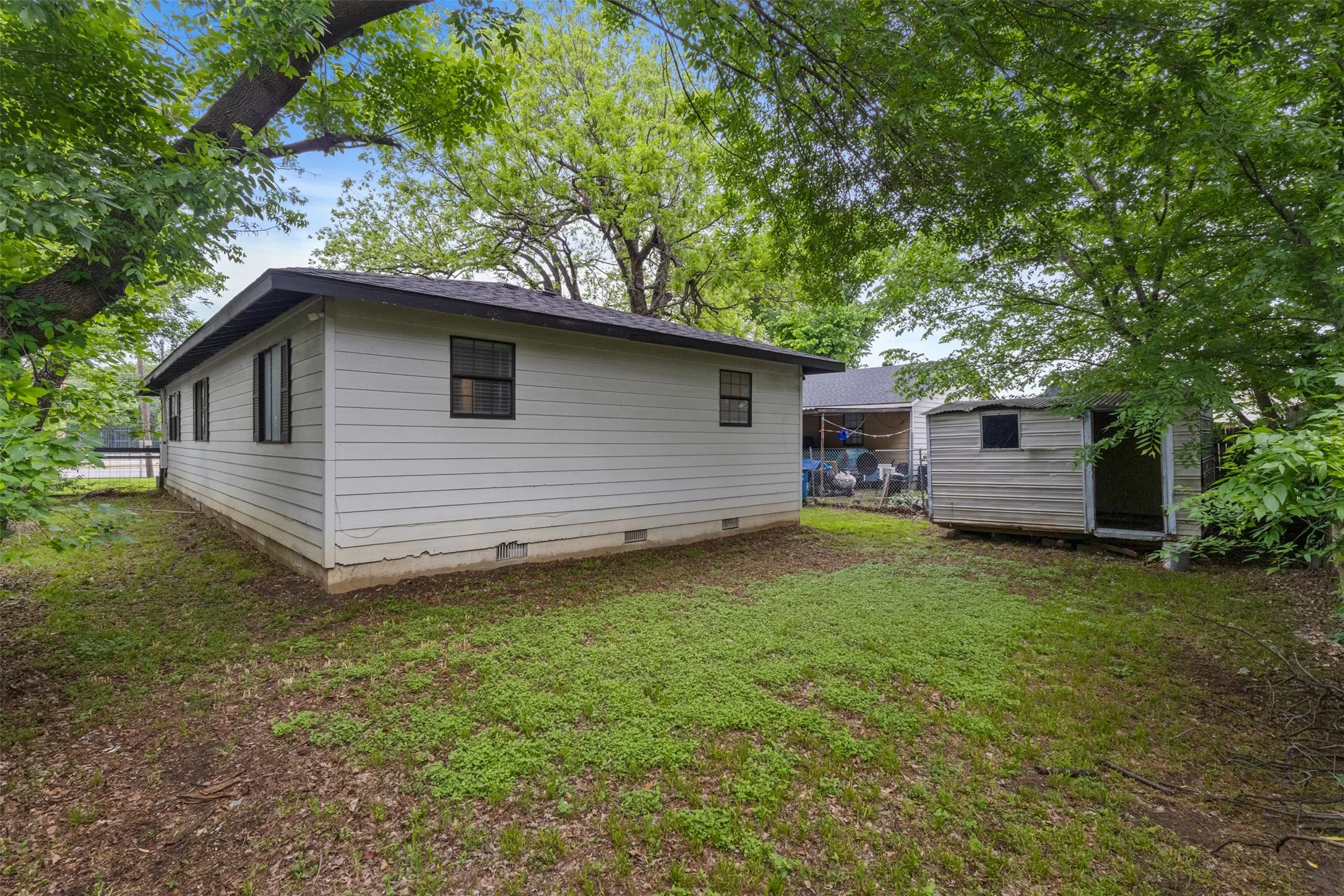 Single Family Residence For Sale in Dallas County , 5418 Singleton Boulevard, Dallas, Texas 75212, 3 Bedrooms, 2 Bathrooms, Garage spaces, 1,427 Sqft, built in 1991, Preowned, Price $288,000, mls#21241984, Real Estate Agent in Dallas, Homes For Sale in Dallas county, Homes For Sale in Dallas, Realtor in Dallas Texas, Real Estate Brokerage Independent Realty Texas, Luminita Cordes Realtor