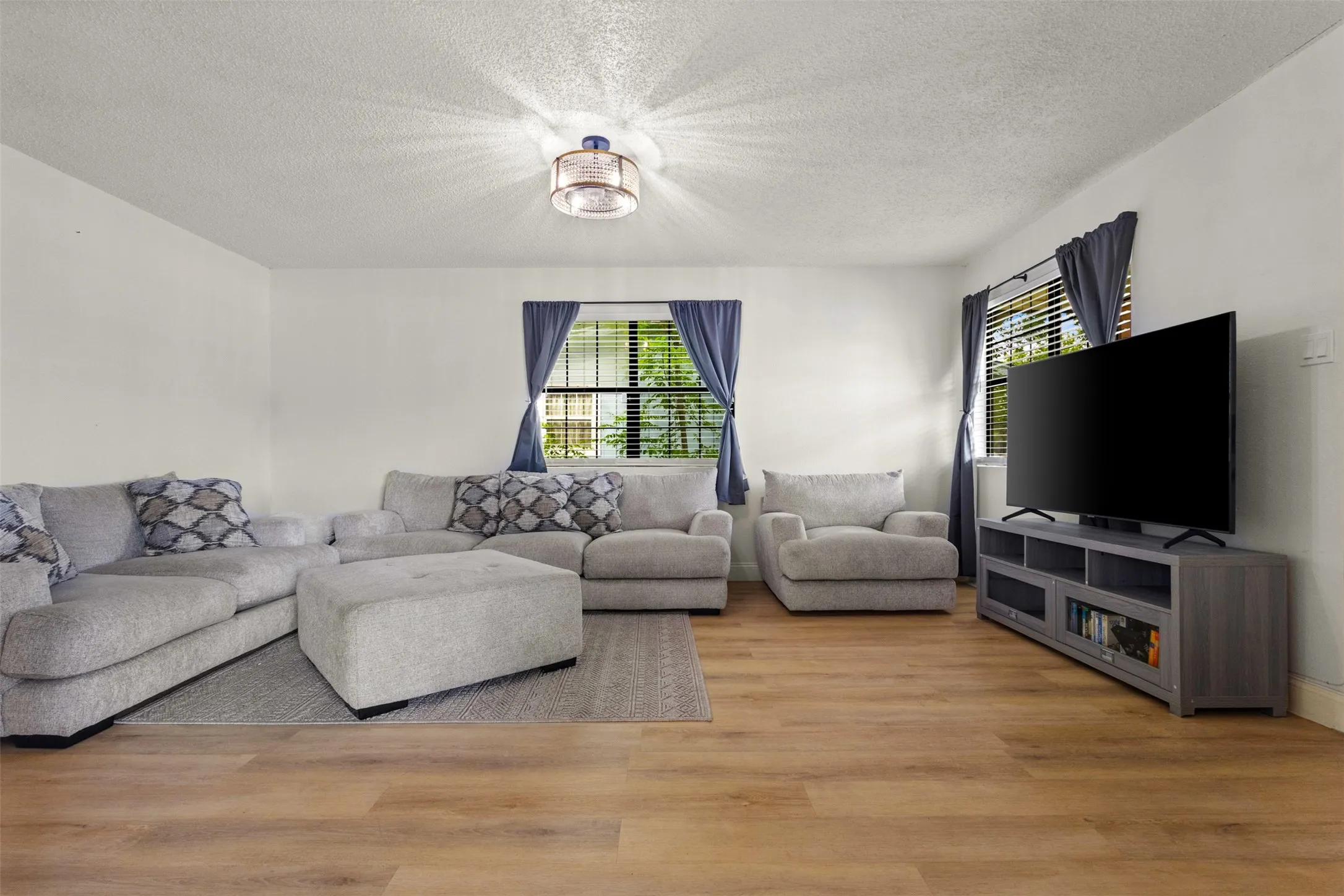 Single Family Residence For Sale in Dallas County , 5418 Singleton Boulevard, Dallas, Texas 75212, 3 Bedrooms, 2 Bathrooms, Garage spaces, 1,427 Sqft, built in 1991, Preowned, Price $288,000, mls#21241984, Real Estate Agent in Dallas, Homes For Sale in Dallas county, Homes For Sale in Dallas, Realtor in Dallas Texas, Real Estate Brokerage Independent Realty Texas, Luminita Cordes Realtor