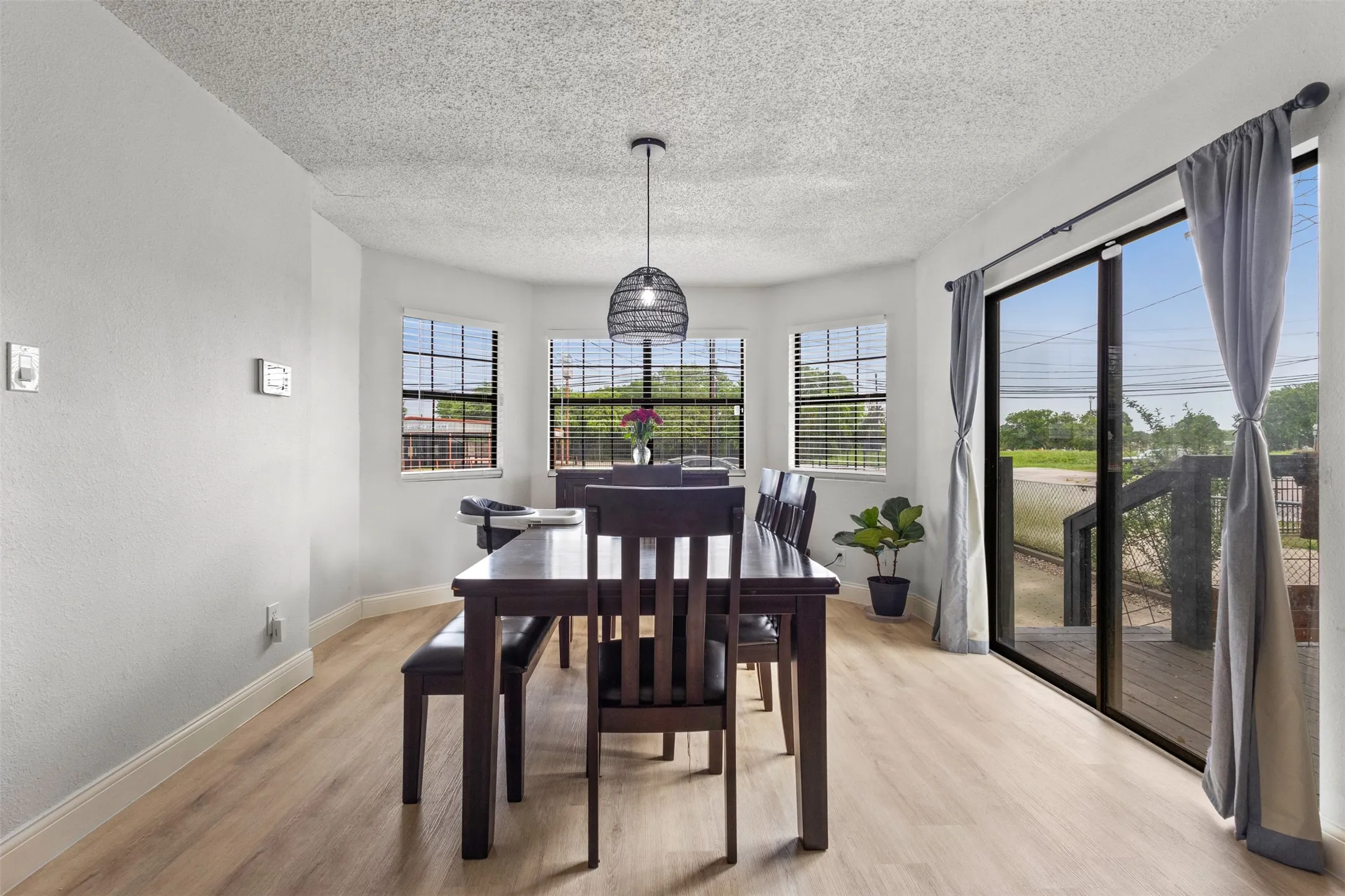 Single Family Residence For Sale in Dallas County , 5418 Singleton Boulevard, Dallas, Texas 75212, 3 Bedrooms, 2 Bathrooms, Garage spaces, 1,427 Sqft, built in 1991, Preowned, Price $288,000, mls#21241984, Real Estate Agent in Dallas, Homes For Sale in Dallas county, Homes For Sale in Dallas, Realtor in Dallas Texas, Real Estate Brokerage Independent Realty Texas, Luminita Cordes Realtor