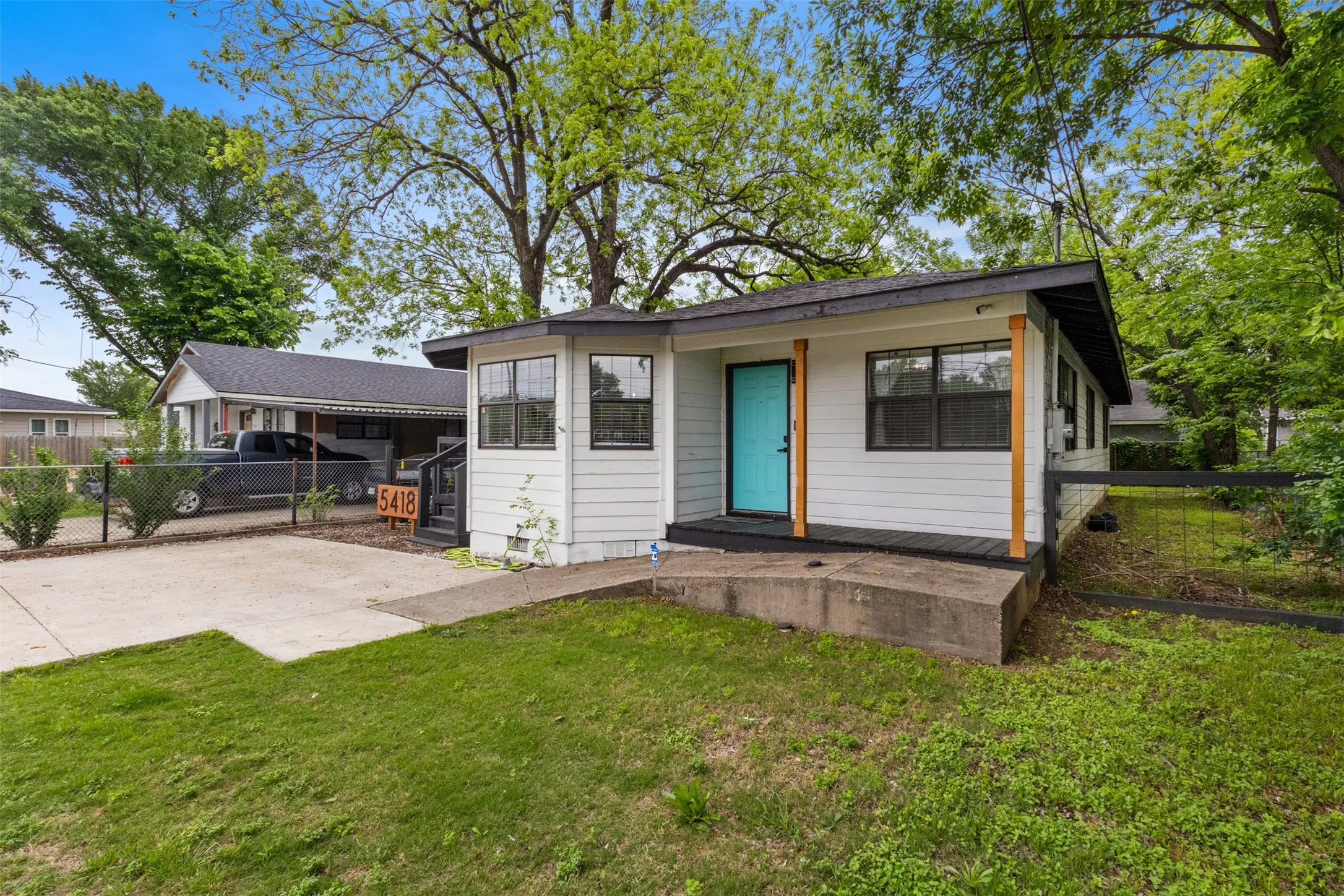 Single Family Residence For Sale in Dallas County , 5418 Singleton Boulevard, Dallas, Texas 75212, 3 Bedrooms, 2 Bathrooms, Garage spaces, 1,427 Sqft, built in 1991, Preowned, Price $288,000, mls#21241984, Real Estate Agent in Dallas, Homes For Sale in Dallas county, Homes For Sale in Dallas, Realtor in Dallas Texas, Real Estate Brokerage Independent Realty Texas, Luminita Cordes Realtor