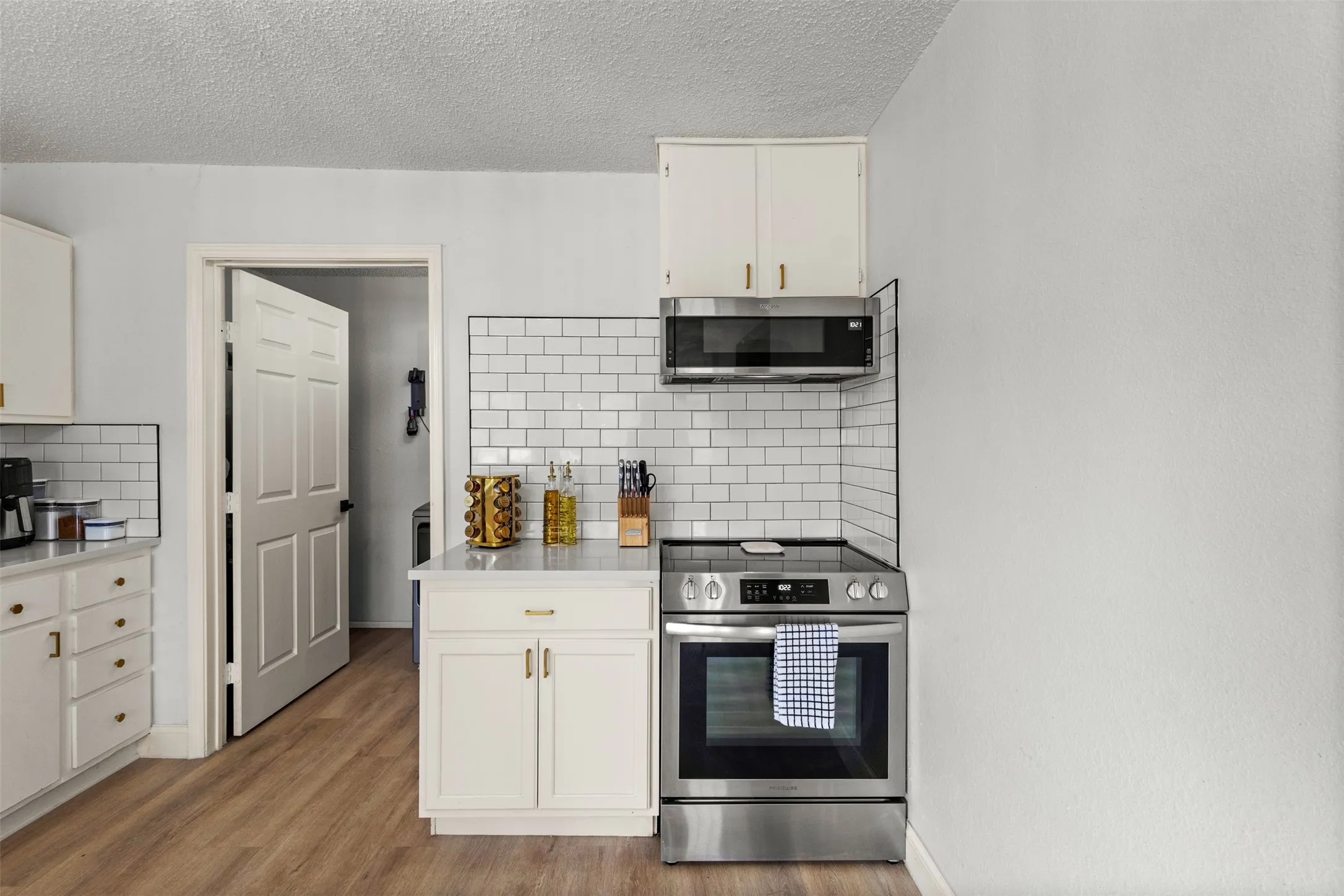 Single Family Residence For Sale in Dallas County , 5418 Singleton Boulevard, Dallas, Texas 75212, 3 Bedrooms, 2 Bathrooms, Garage spaces, 1,427 Sqft, built in 1991, Preowned, Price $288,000, mls#21241984, Real Estate Agent in Dallas, Homes For Sale in Dallas county, Homes For Sale in Dallas, Realtor in Dallas Texas, Real Estate Brokerage Independent Realty Texas, Luminita Cordes Realtor