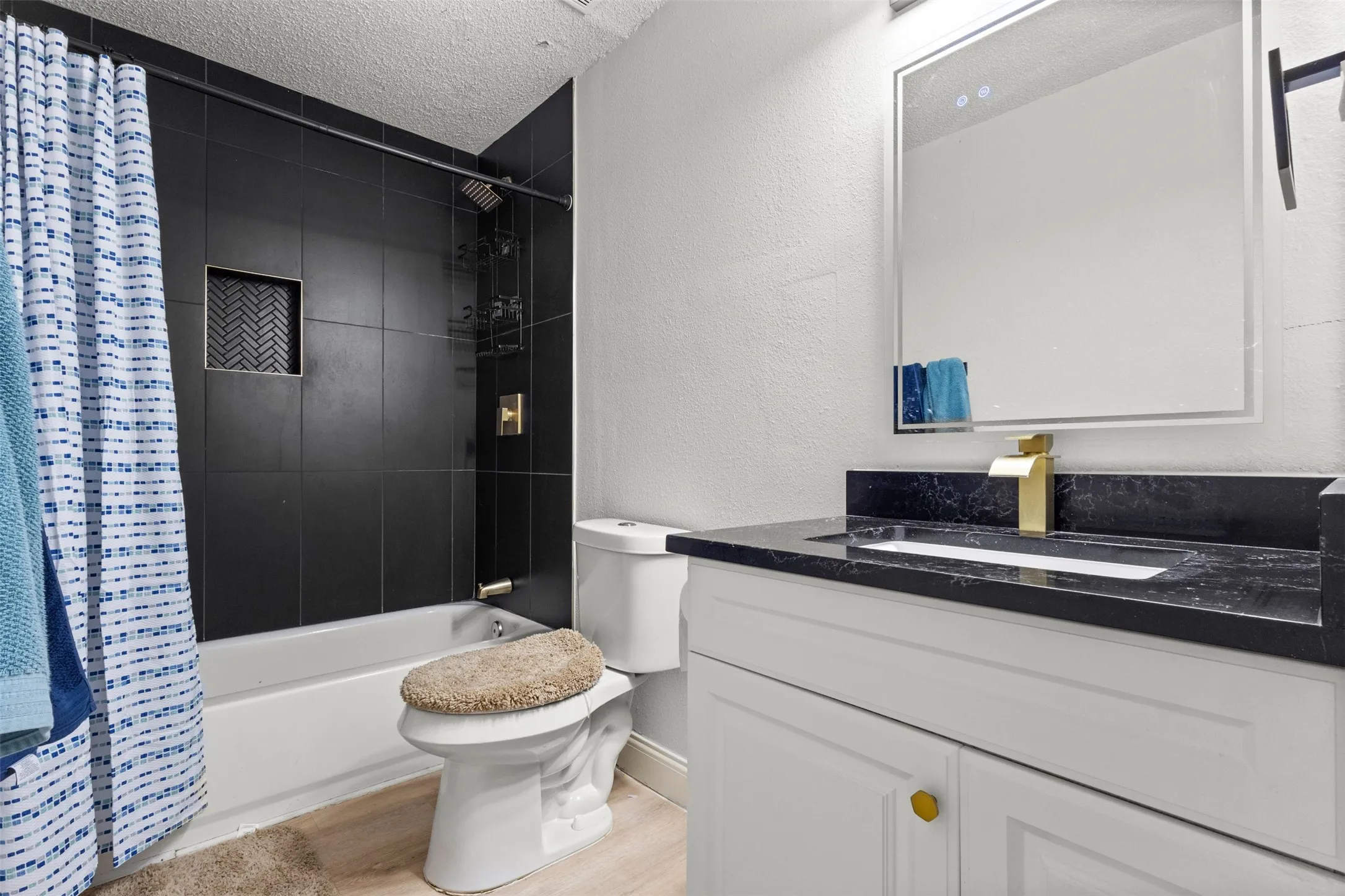 Single Family Residence For Sale in Dallas County , 5418 Singleton Boulevard, Dallas, Texas 75212, 3 Bedrooms, 2 Bathrooms, Garage spaces, 1,427 Sqft, built in 1991, Preowned, Price $288,000, mls#21241984, Real Estate Agent in Dallas, Homes For Sale in Dallas county, Homes For Sale in Dallas, Realtor in Dallas Texas, Real Estate Brokerage Independent Realty Texas, Luminita Cordes Realtor