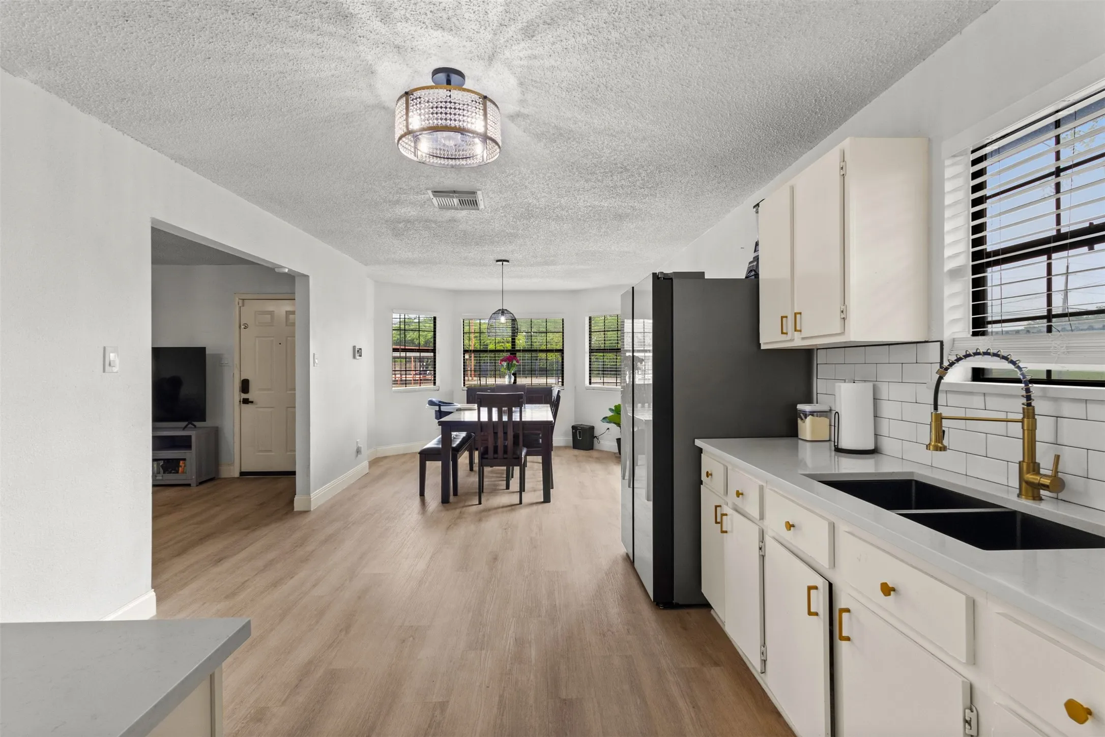 Single Family Residence For Sale in Dallas County , 5418 Singleton Boulevard, Dallas, Texas 75212, 3 Bedrooms, 2 Bathrooms, Garage spaces, 1,427 Sqft, built in 1991, Preowned, Price $288,000, mls#21241984, Real Estate Agent in Dallas, Homes For Sale in Dallas county, Homes For Sale in Dallas, Realtor in Dallas Texas, Real Estate Brokerage Independent Realty Texas, Luminita Cordes Realtor