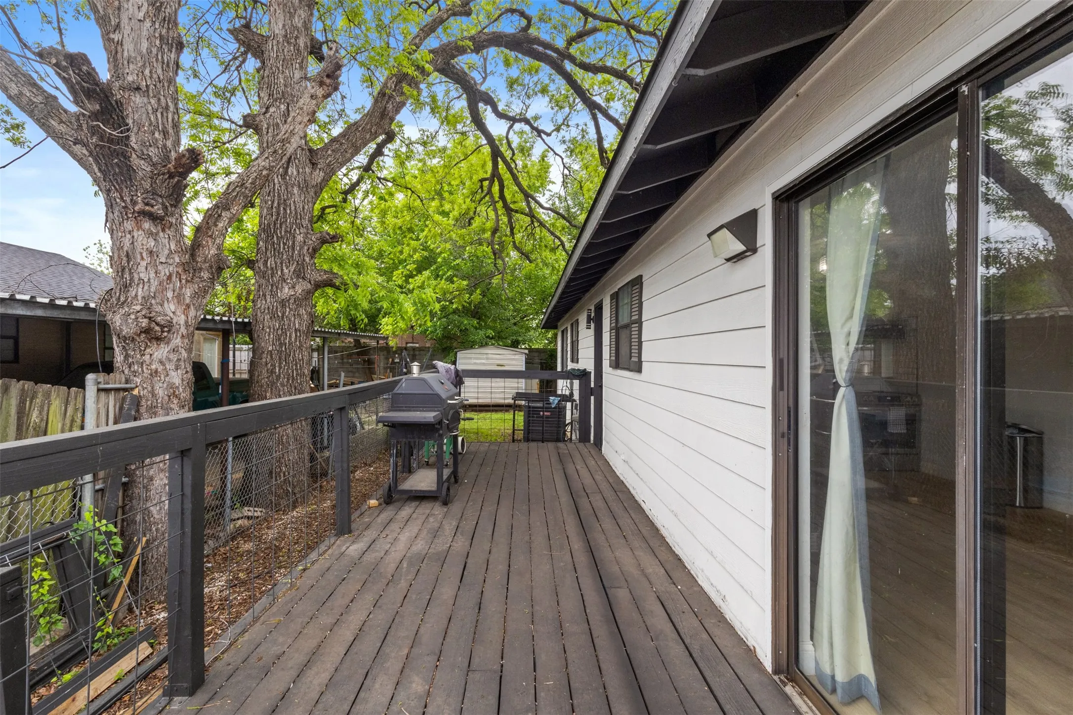 Single Family Residence For Sale in Dallas County , 5418 Singleton Boulevard, Dallas, Texas 75212, 3 Bedrooms, 2 Bathrooms, Garage spaces, 1,427 Sqft, built in 1991, Preowned, Price $288,000, mls#21241984, Real Estate Agent in Dallas, Homes For Sale in Dallas county, Homes For Sale in Dallas, Realtor in Dallas Texas, Real Estate Brokerage Independent Realty Texas, Luminita Cordes Realtor