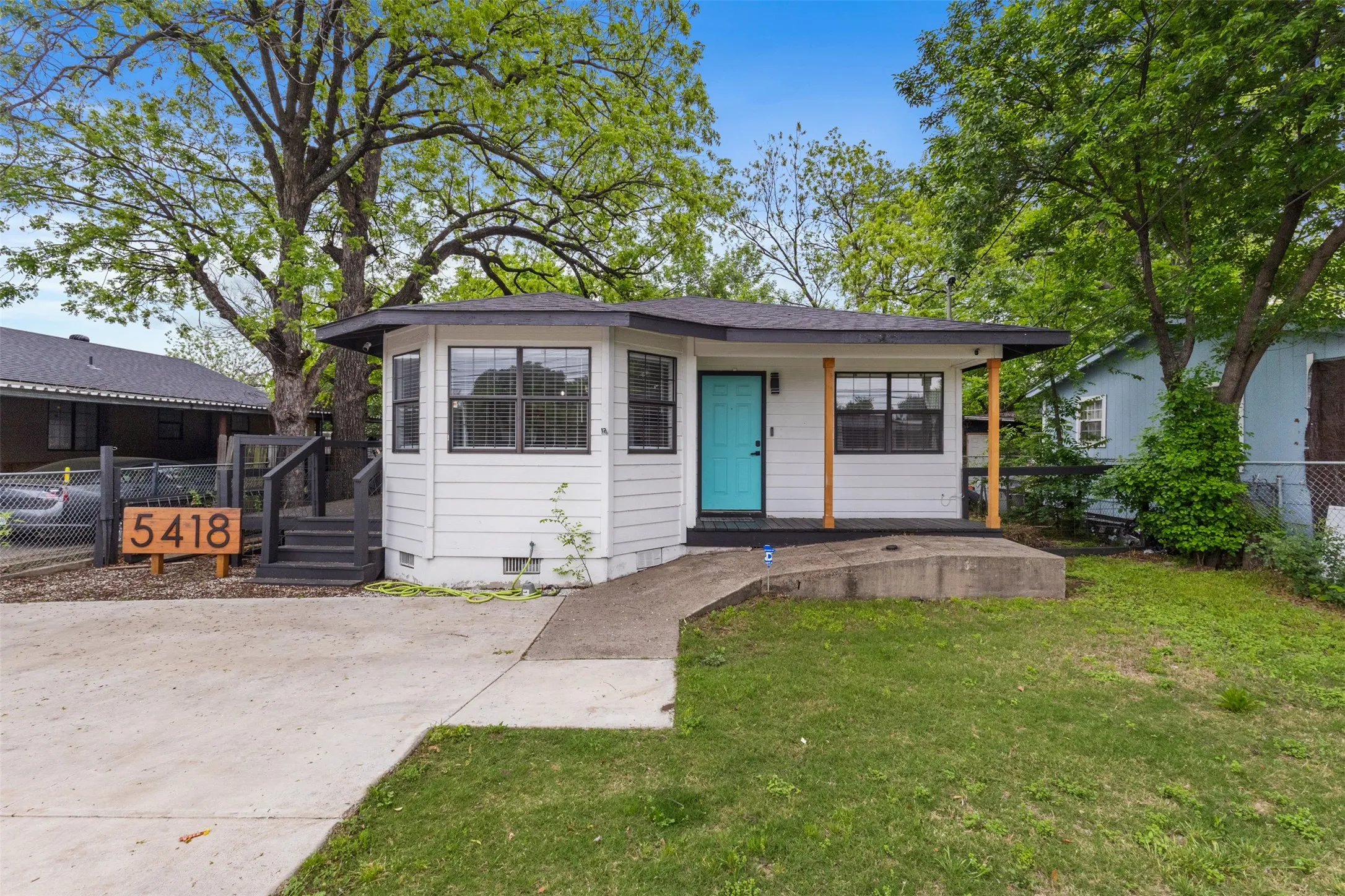 Single Family Residence For Sale in Dallas County , 5418 Singleton Boulevard, Dallas, Texas 75212, 3 Bedrooms, 2 Bathrooms, Garage spaces, 1,427 Sqft, built in 1991, Preowned, Price $288,000, mls#21241984, Real Estate Agent in Dallas, Homes For Sale in Dallas county, Homes For Sale in Dallas, Realtor in Dallas Texas, Real Estate Brokerage Independent Realty Texas, Luminita Cordes Realtor