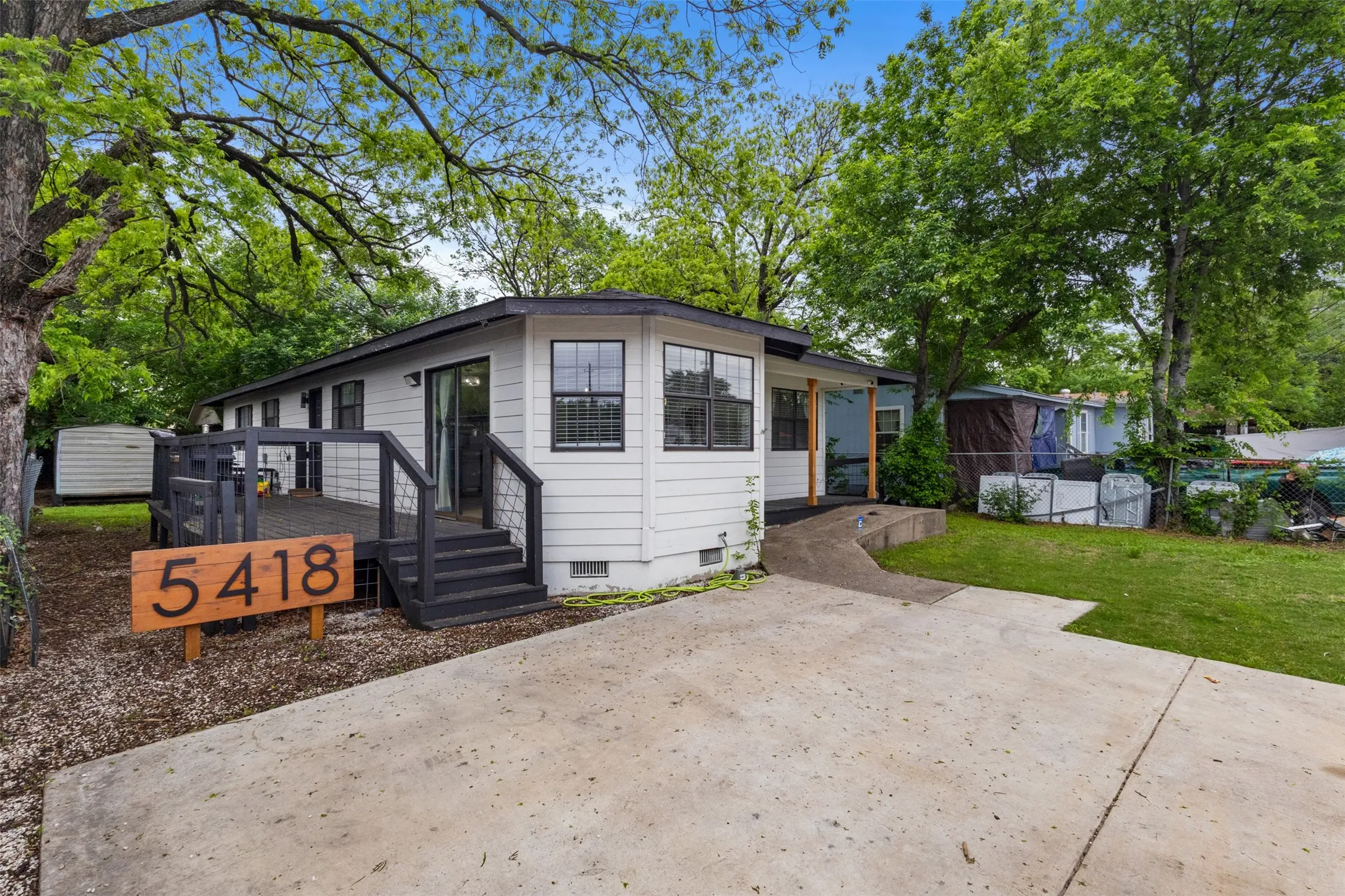 Single Family Residence For Sale in Dallas County , 5418 Singleton Boulevard, Dallas, Texas 75212, 3 Bedrooms, 2 Bathrooms, Garage spaces, 1,427 Sqft, built in 1991, Preowned, Price $288,000, mls#21241984, Real Estate Agent in Dallas, Homes For Sale in Dallas county, Homes For Sale in Dallas, Realtor in Dallas Texas, Real Estate Brokerage Independent Realty Texas, Luminita Cordes Realtor