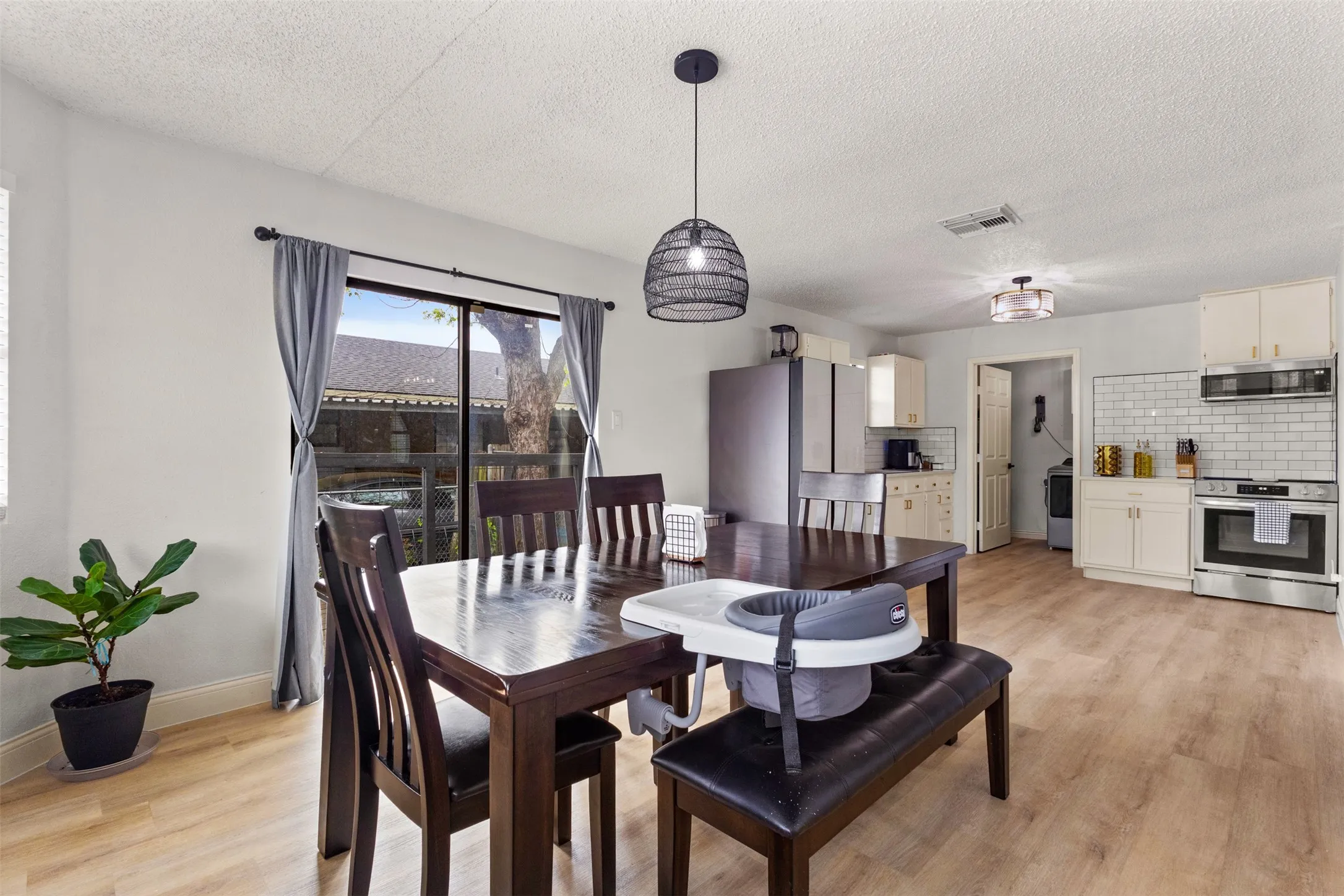 Single Family Residence For Sale in Dallas County , 5418 Singleton Boulevard, Dallas, Texas 75212, 3 Bedrooms, 2 Bathrooms, Garage spaces, 1,427 Sqft, built in 1991, Preowned, Price $288,000, mls#21241984, Real Estate Agent in Dallas, Homes For Sale in Dallas county, Homes For Sale in Dallas, Realtor in Dallas Texas, Real Estate Brokerage Independent Realty Texas, Luminita Cordes Realtor