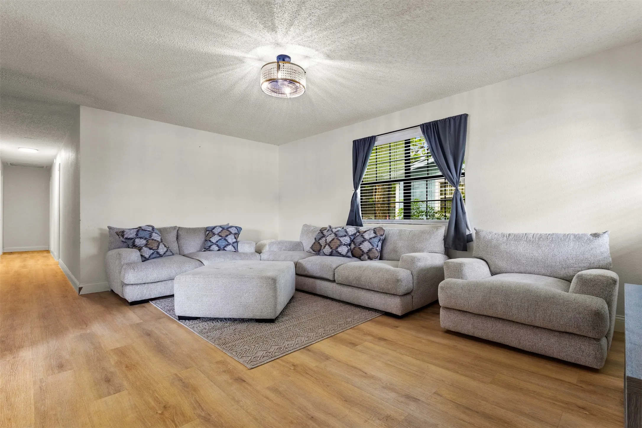 Single Family Residence For Sale in Dallas County , 5418 Singleton Boulevard, Dallas, Texas 75212, 3 Bedrooms, 2 Bathrooms, Garage spaces, 1,427 Sqft, built in 1991, Preowned, Price $288,000, mls#21241984, Real Estate Agent in Dallas, Homes For Sale in Dallas county, Homes For Sale in Dallas, Realtor in Dallas Texas, Real Estate Brokerage Independent Realty Texas, Luminita Cordes Realtor
